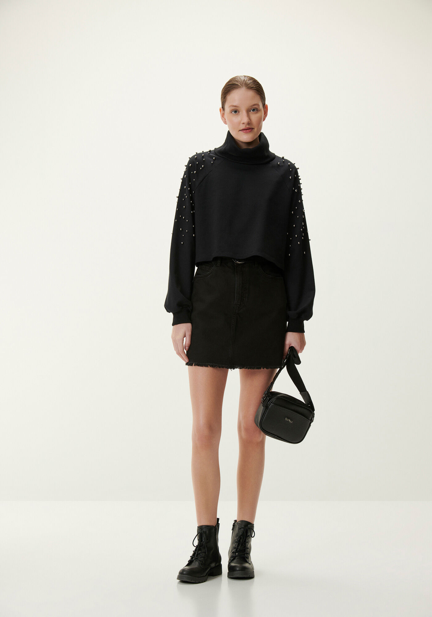 Blus&atilde;o Gola Alta em Molecotton com P&eacute;rolas, PRETO REATIVO, large.