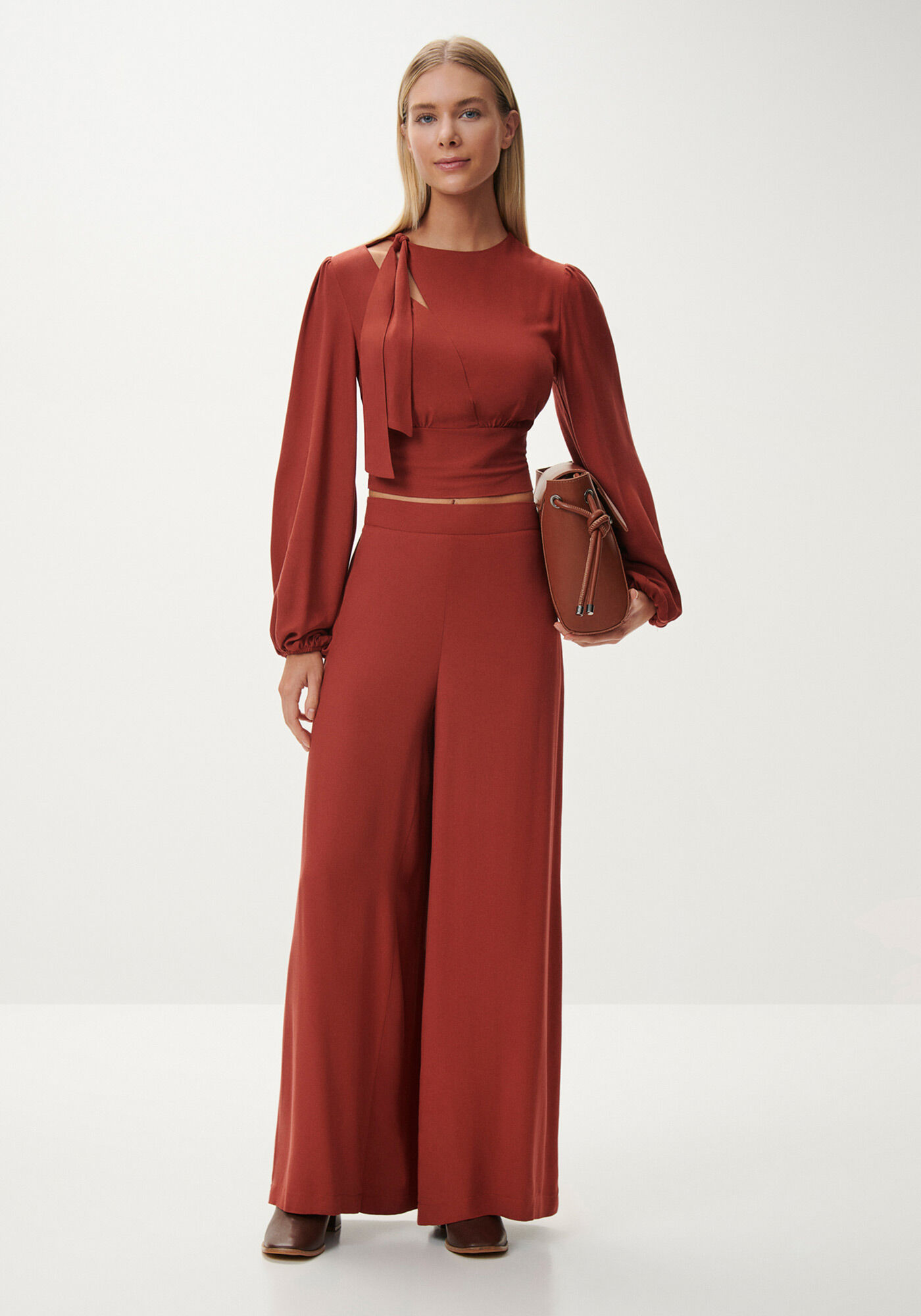 Conjunto em Crepe com Blusa e Cal&ccedil;a Pantalona, MARROM MUSTANG, large.