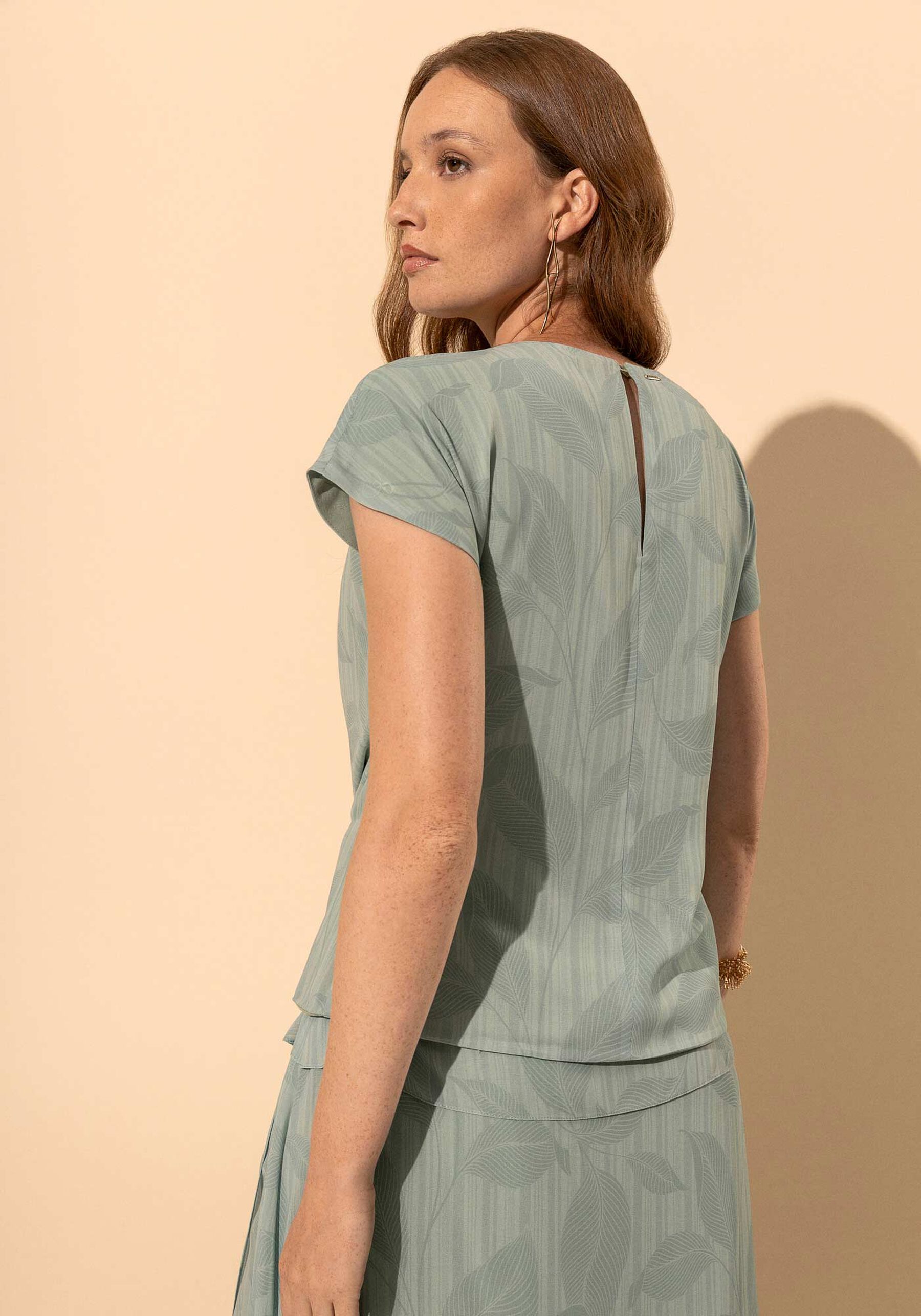 Blusa Fluida Estampada De Mangas Curtas Com Decote Degagê, GREEN LEAF VERDE. Blusa Fluida Estampada De Mangas Curtas Com Decote Degagê, GREEN LEAF VERDE, large.