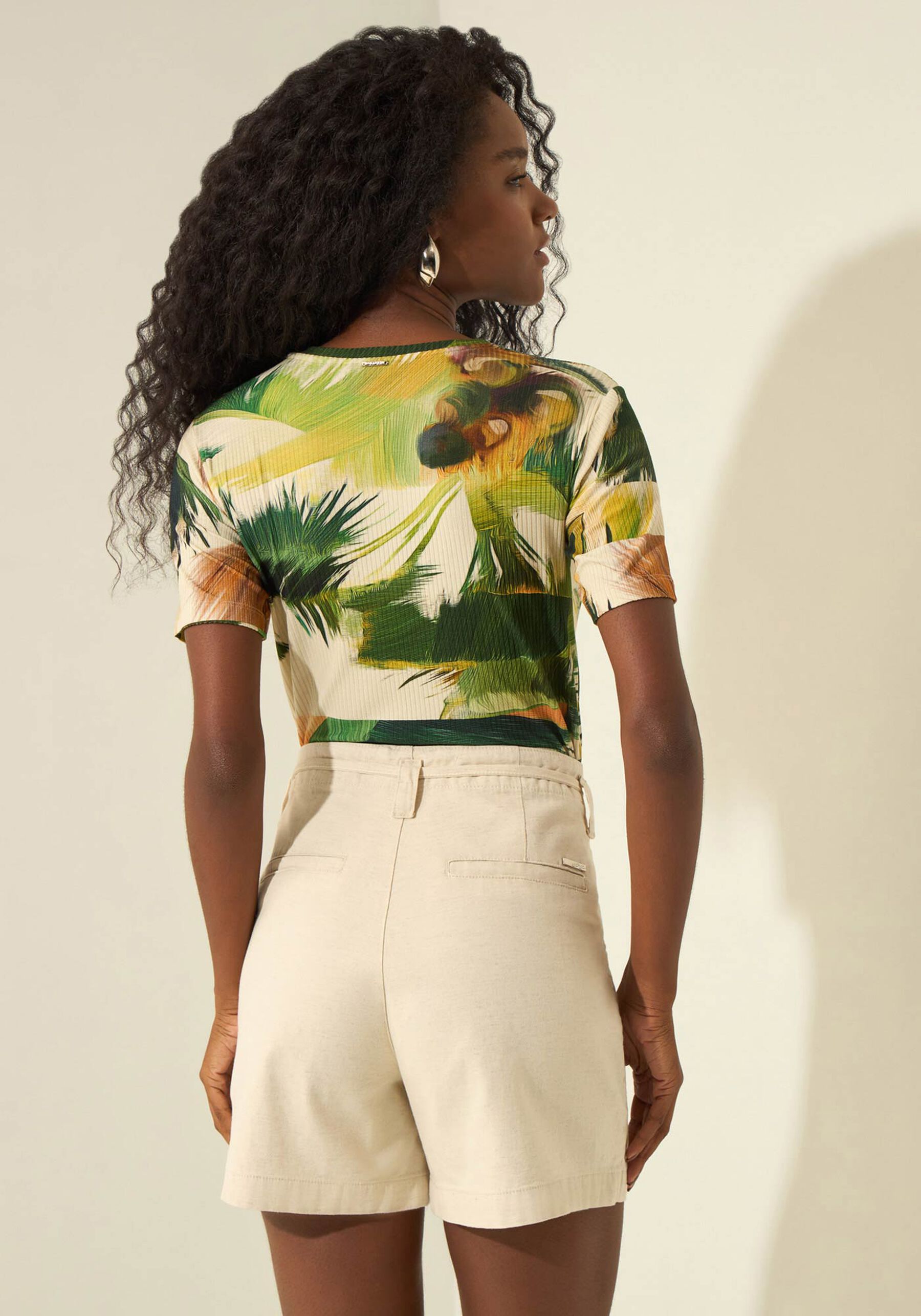 Blusa Estampada Com Decote Em V E Mangas Curtas, PALMA BEGE. Blusa Estampada Com Decote Em V E Mangas Curtas, PALMA BEGE, large.