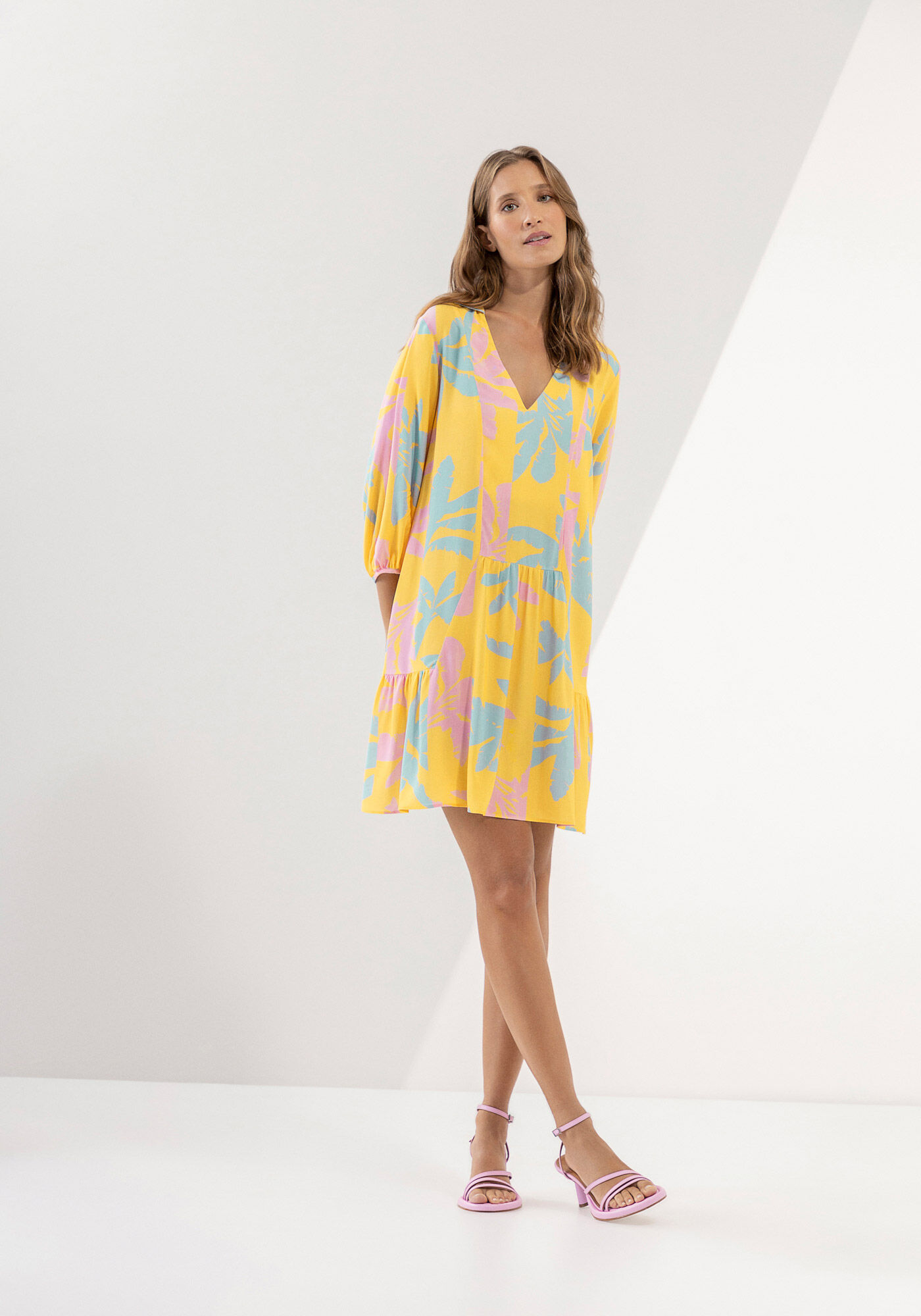 Vestido Curto Amplo Estampado com Franzidos, , large.