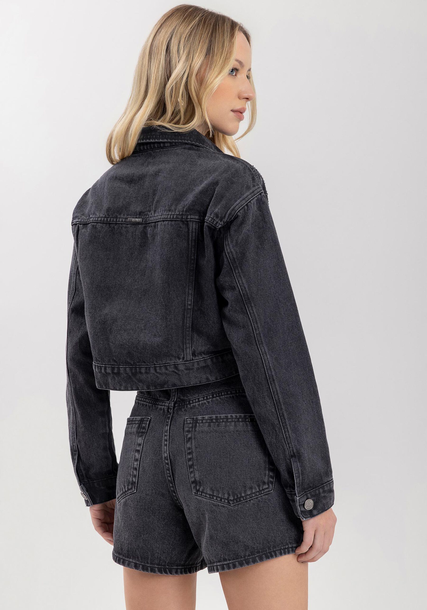 Shorts Mom Jeans Com Cintura Alta E Aplicações De Strass, PRETO. Shorts Mom Jeans Com Cintura Alta E Aplicações De Strass, PRETO, large.