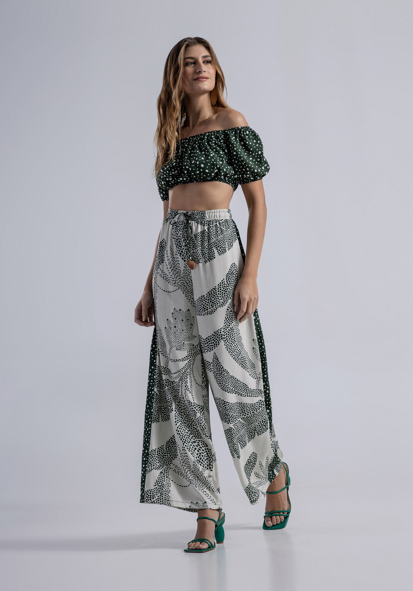 Calça pantalona 2025 com listra lateral