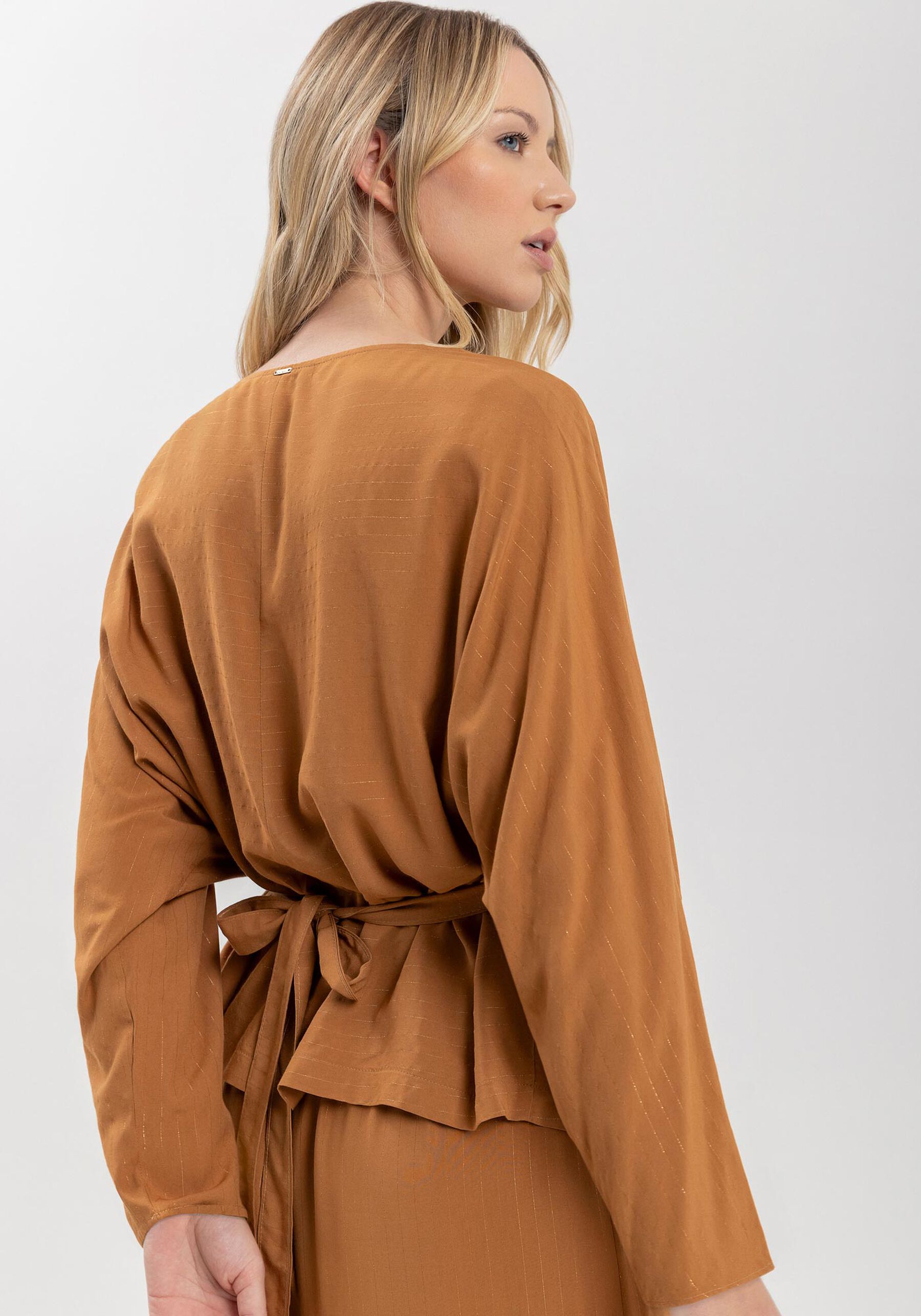 Blusa De Mangas Longas Com Pregas Frontais E Fios De Lurex, MARROM ESPERADO. Blusa De Mangas Longas Com Pregas Frontais E Fios De Lurex, MARROM ESPERADO, large.