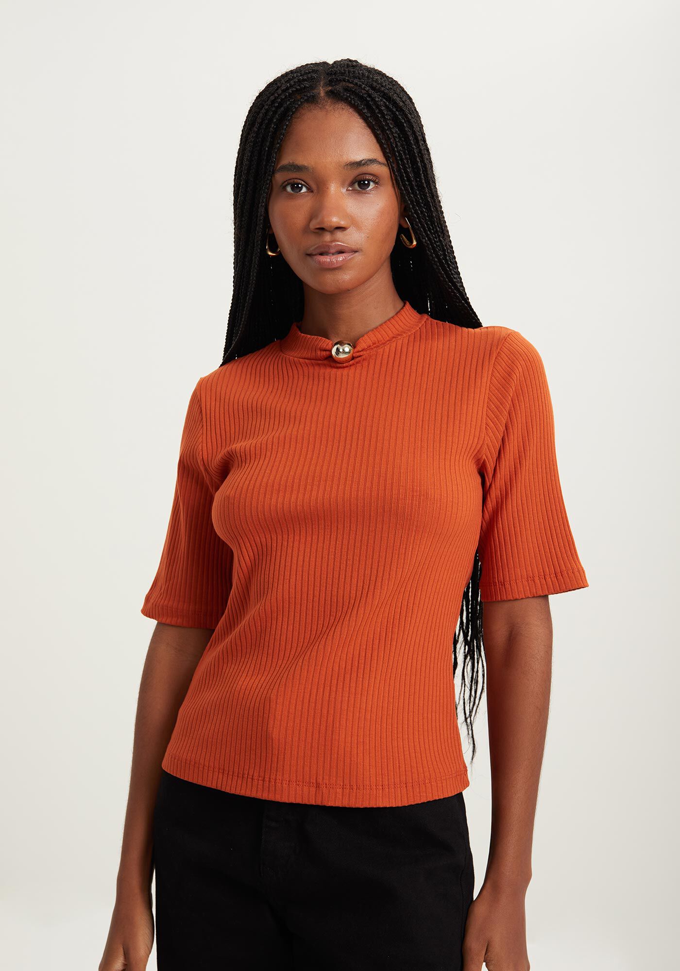 Blusa De Mangas Curtas Em Malha Canelada Com Enfeite Na Gola, , large.