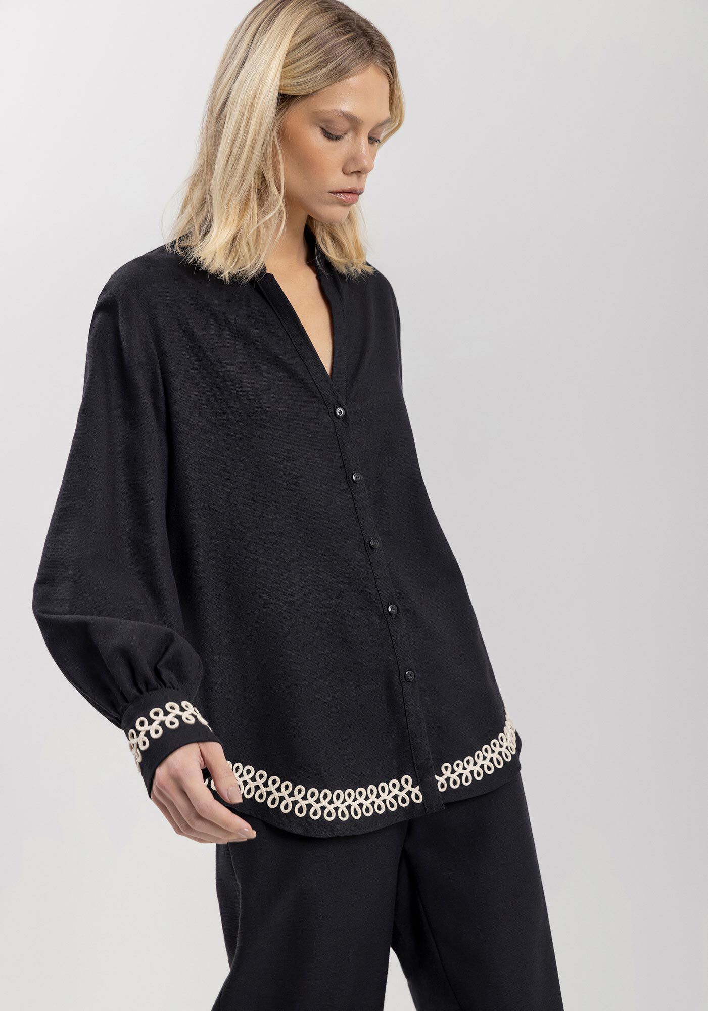 Camisa Alongada Com Mangas Amplas E Bordados Em Alto Relevo, PRETO, large.