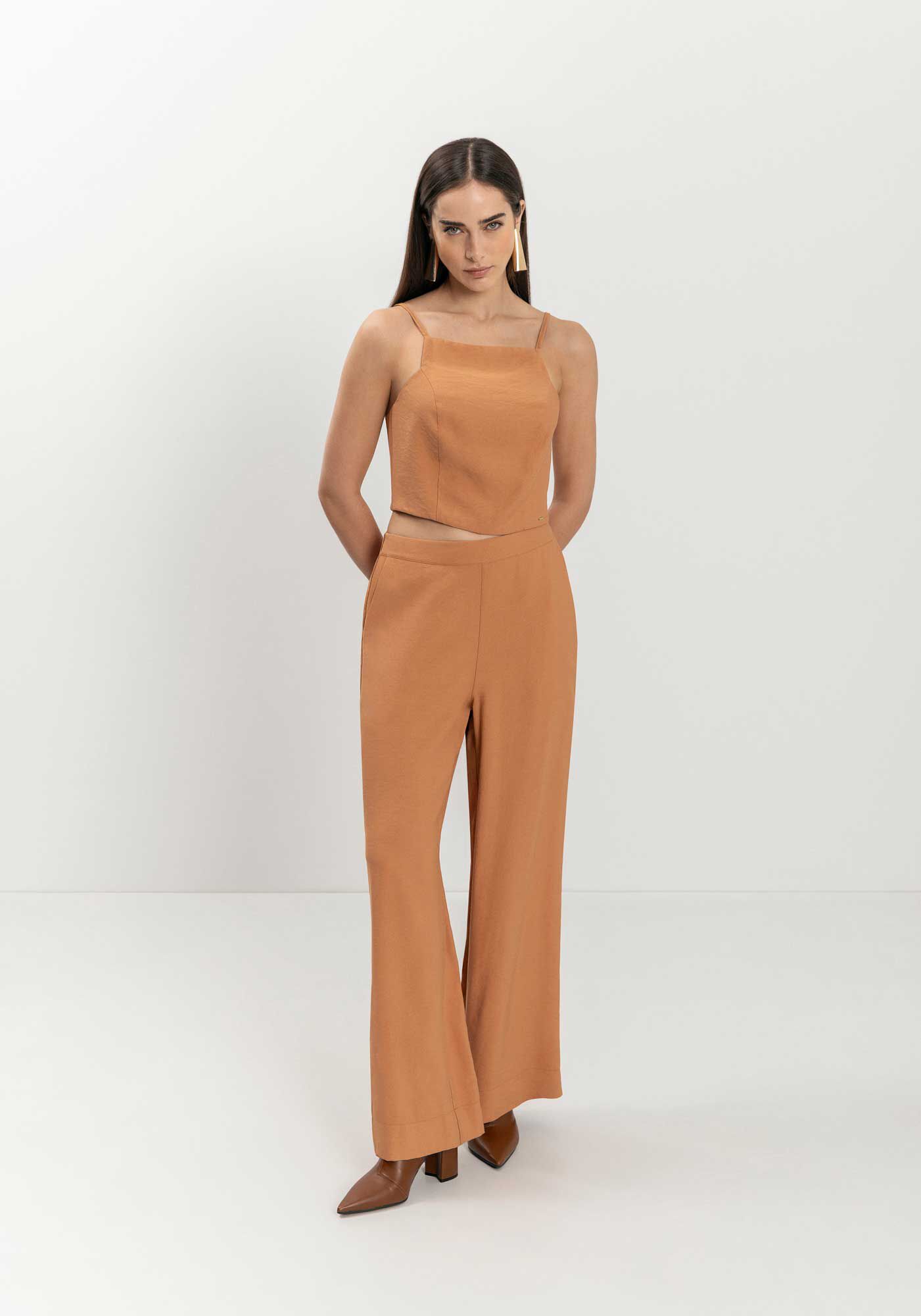 Blusa Cropped De Al&ccedil;as Com Decote Reto E Z&iacute;per Posterior, , large.