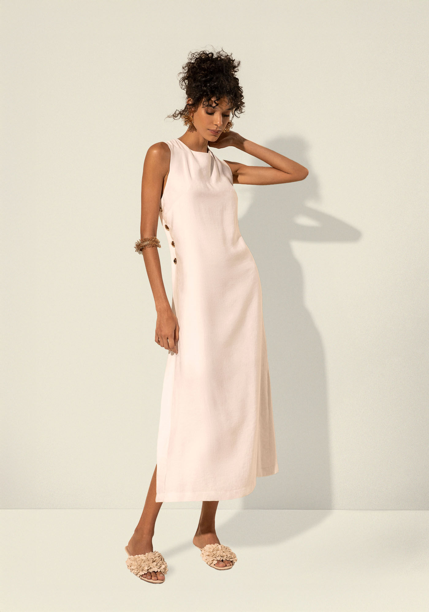 Vestido Ch&aacute; Com Decote Redondo E Bot&otilde;es Laterais, BRANCO OFF WHITE, large.