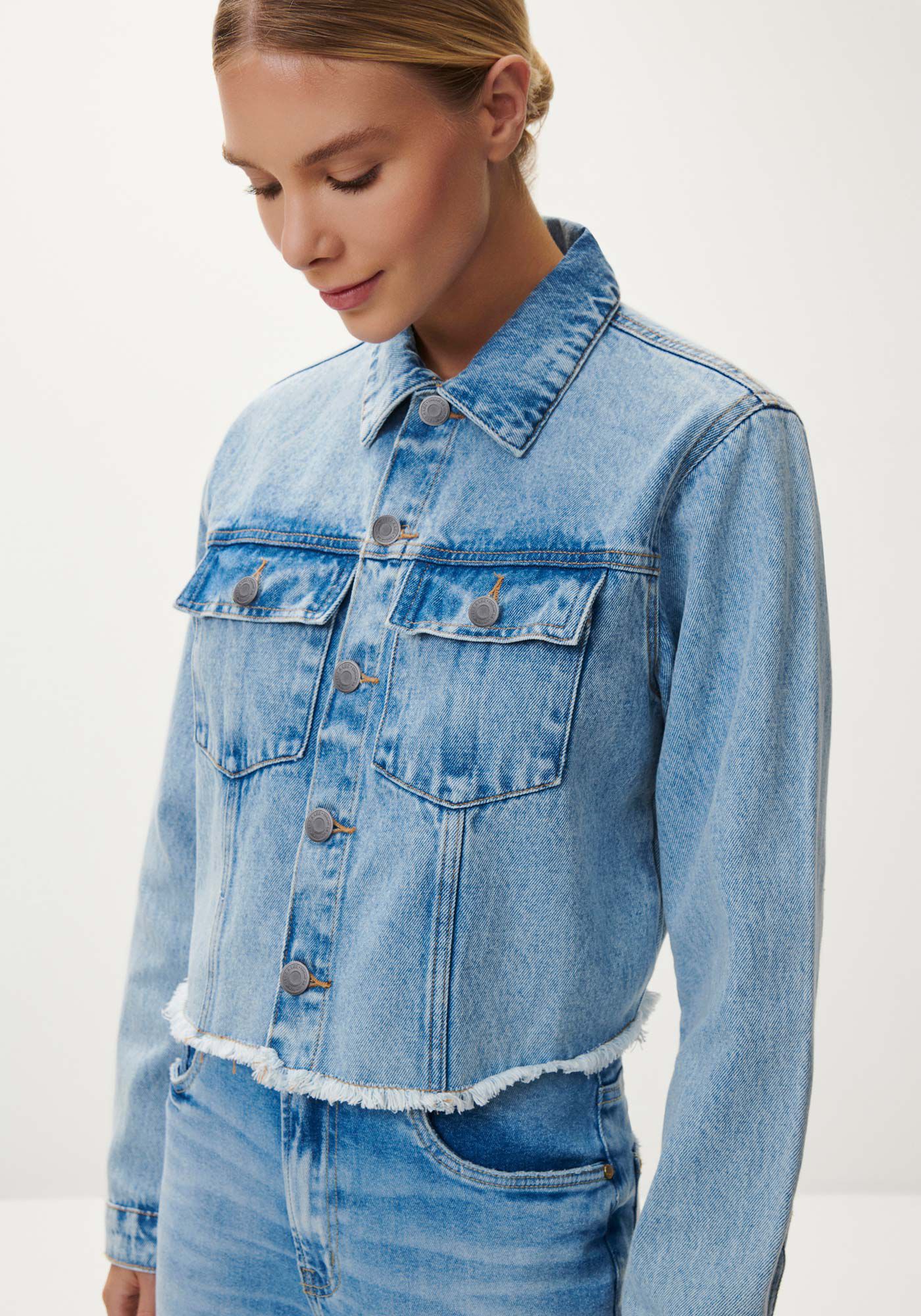 Jaqueta jeans sales curta desfiada