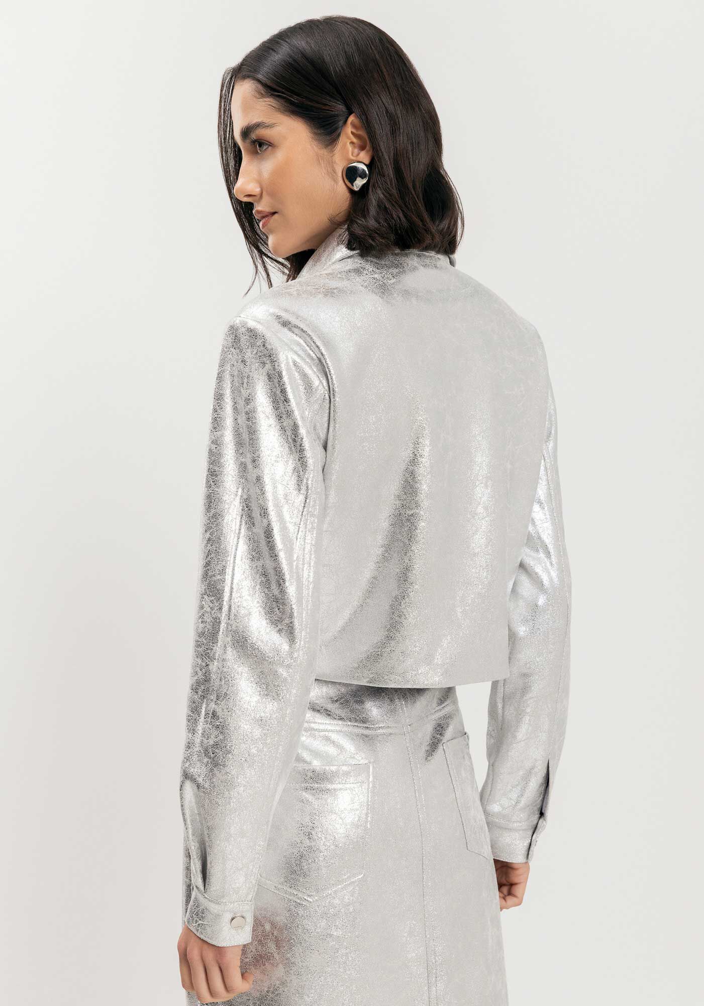 Jaqueta Curta Com Bolsos E Bot&otilde;es Em Suede Metalizado, , large.