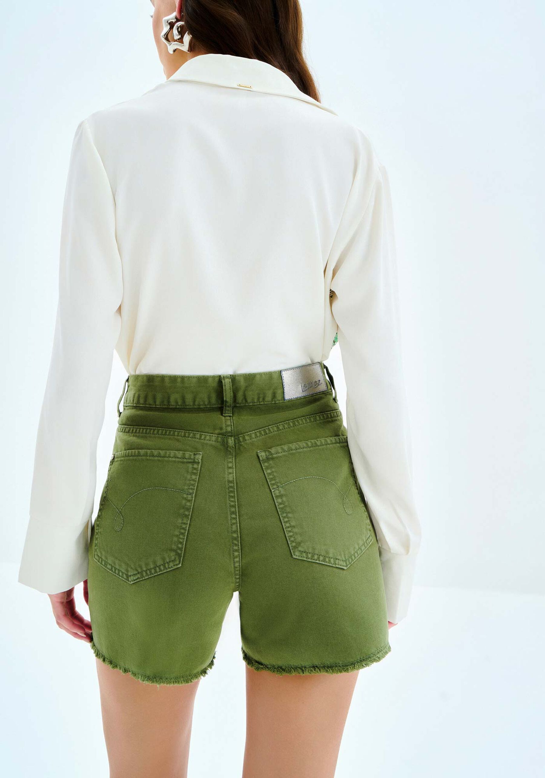 Shorts Sarja Hot Pant Cintura Alta com Detalhe Cós, VERDE MOSS. Shorts Sarja Hot Pant Cintura Alta com Detalhe Cós, VERDE MOSS, large.