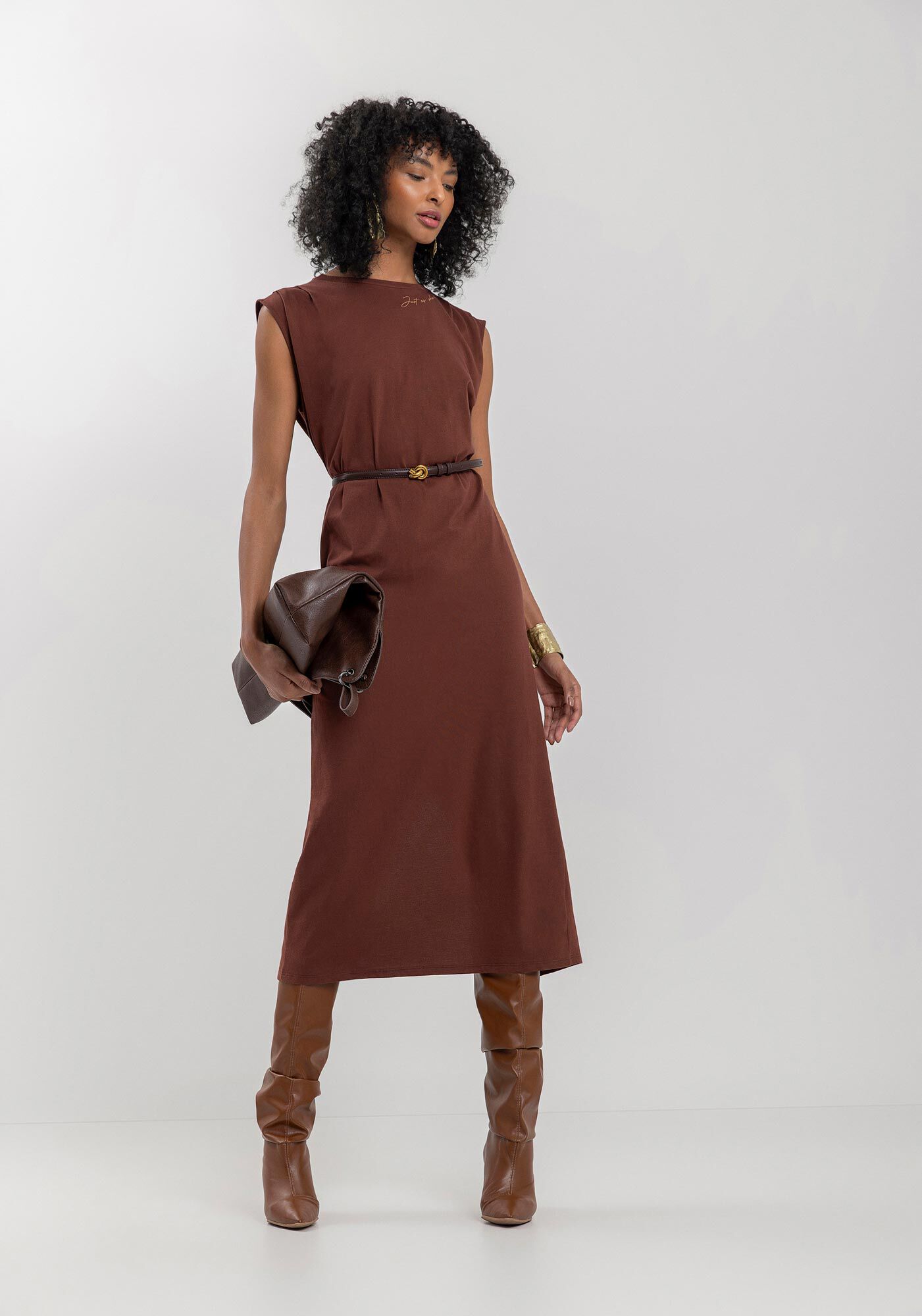 Vestido Midi Ch&aacute; Em Algod&atilde;o Com Drapeado Nos Ombros, MARROM CHOCOLATE, large.