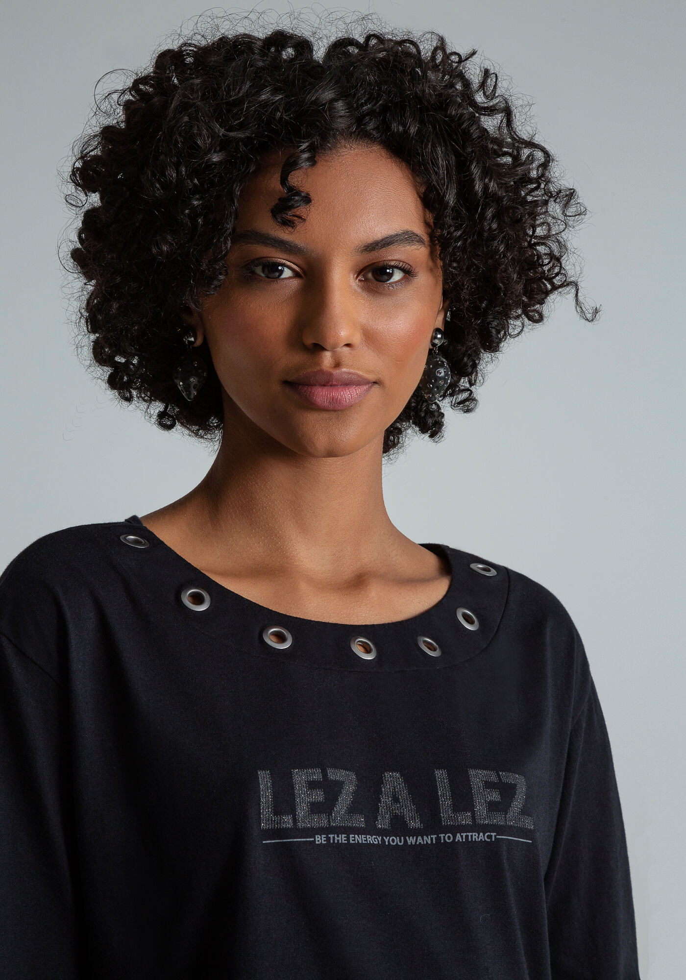 Vestido com ilhos no decote sales