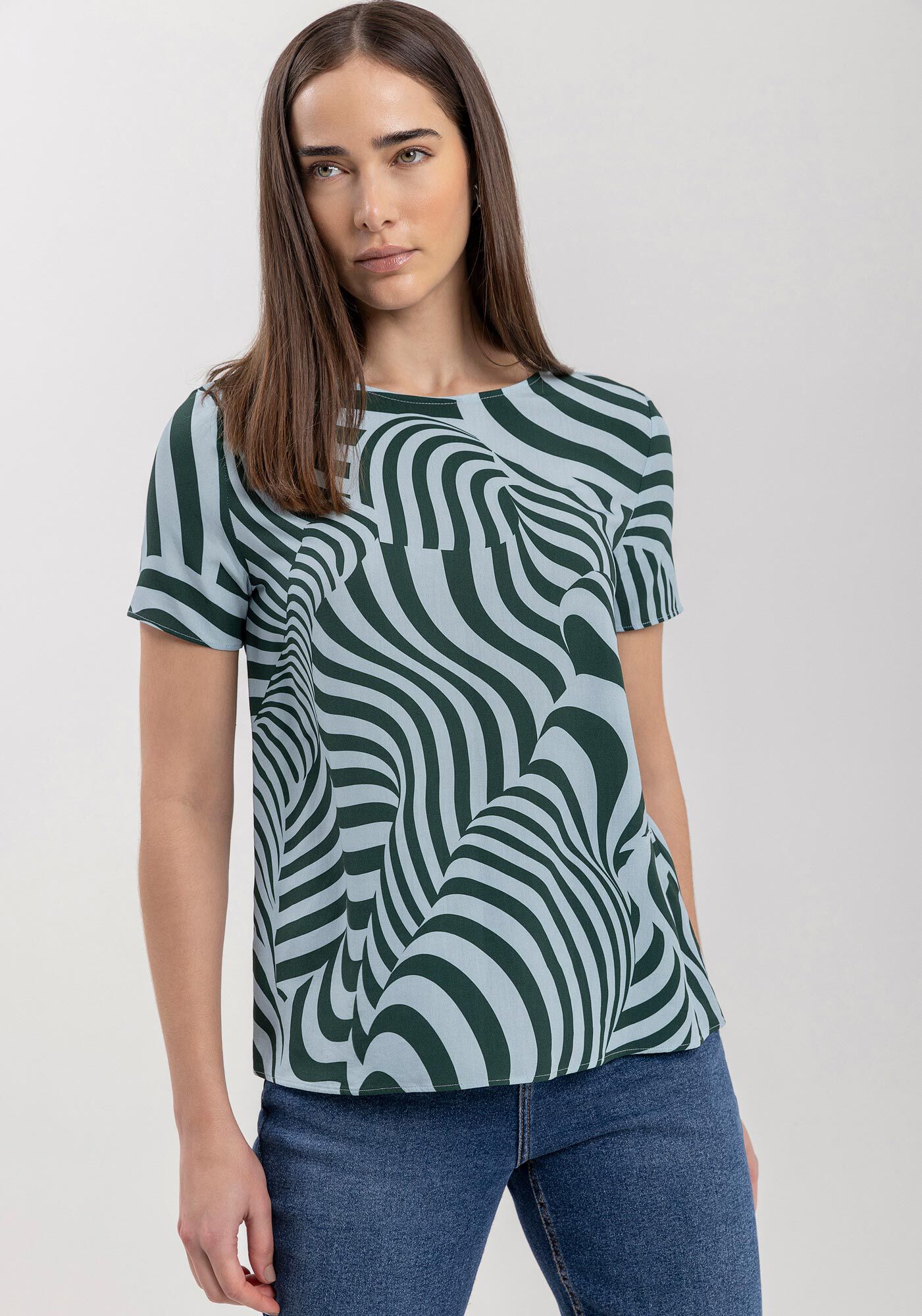 Blusa B&aacute;sica Estampada Em Viscose Com Mangas Curtas, SILHOUETTE AZUL, large.