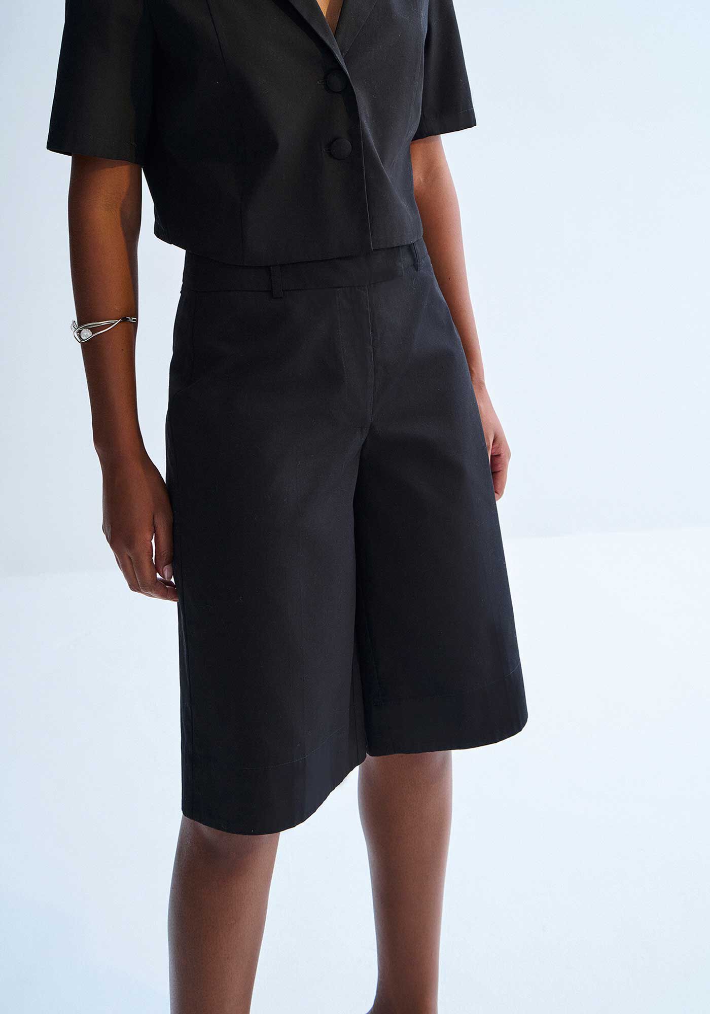 BERMUDA TECIDO FRANKIE, PRETO REATIVO, large.