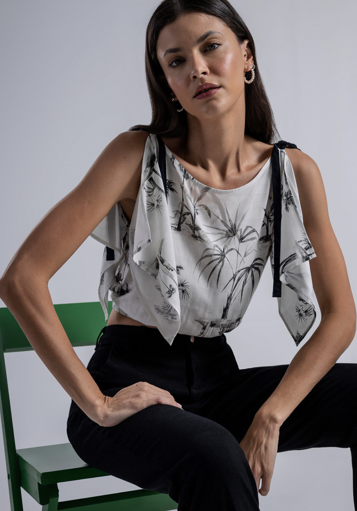 Blusa Cropped em Viscose com Recorte Cavas, , large.