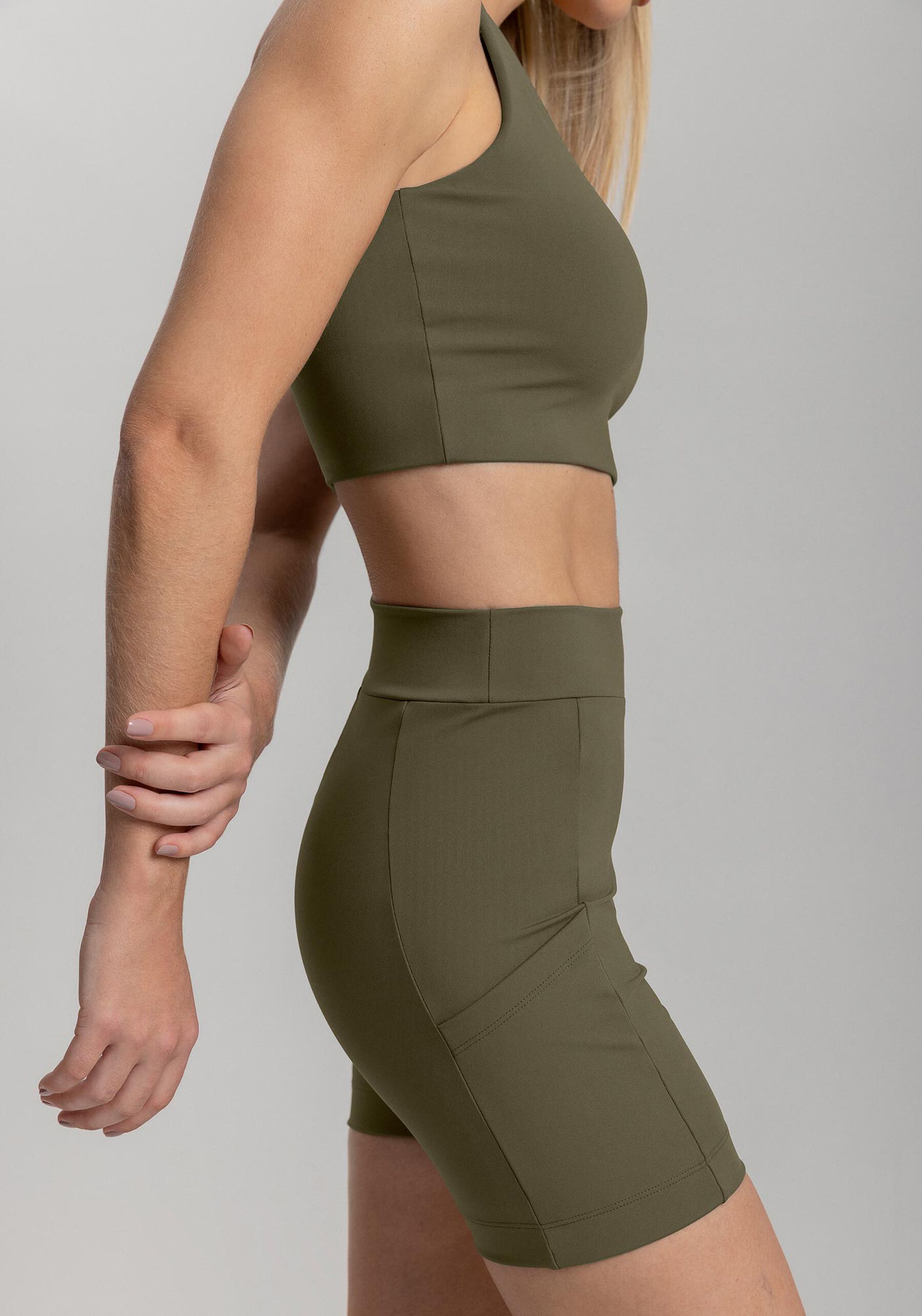 Bermuda Justa Com Cintura Alta E Tecnologia Dry Move, VERDE. Bermuda Justa Com Cintura Alta E Tecnologia Dry Move, VERDE, large.