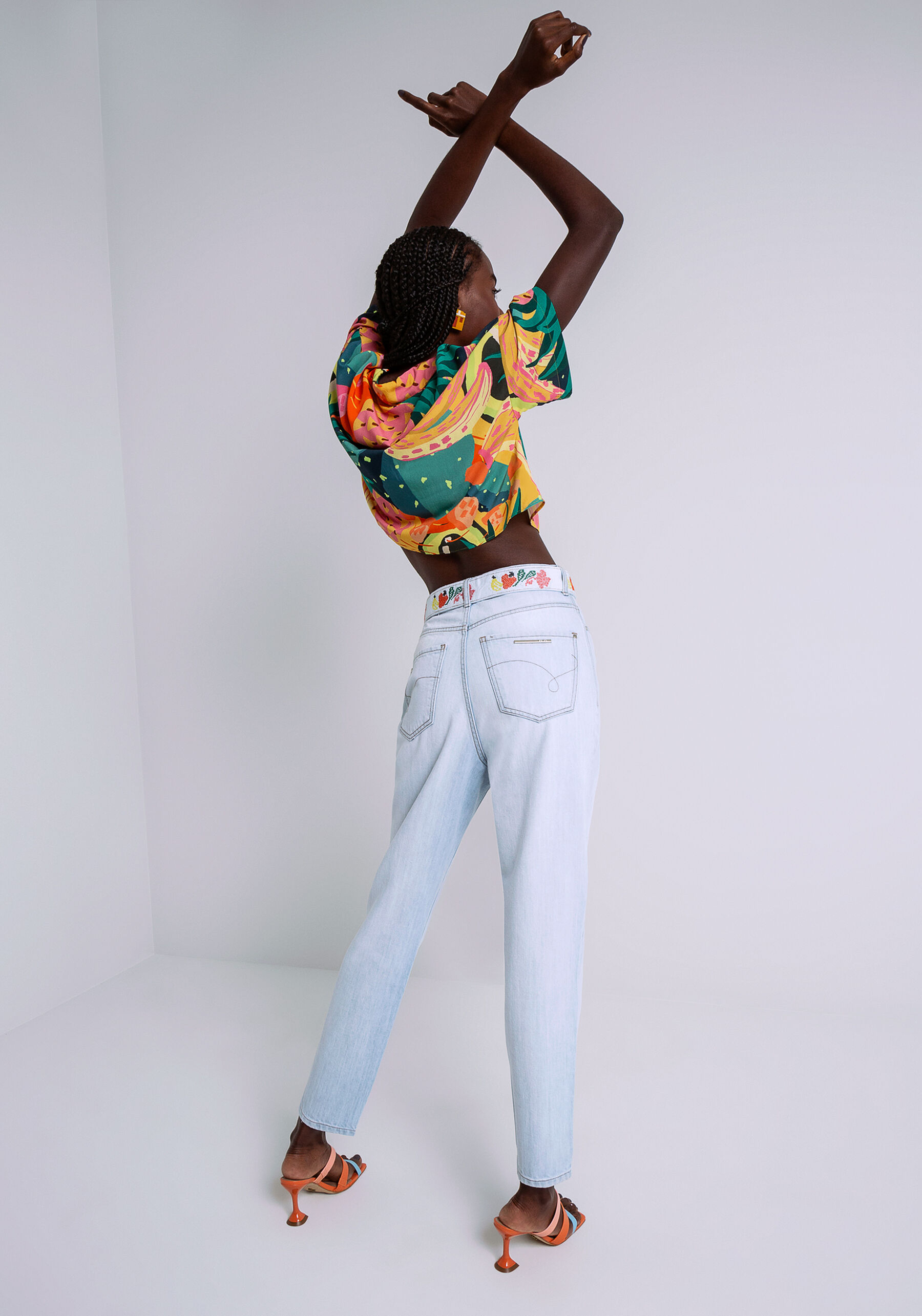 Calça Jeans Mom com Cinto Bordado, JEANS. Calça Jeans Mom com Cinto Bordado, JEANS, large.
