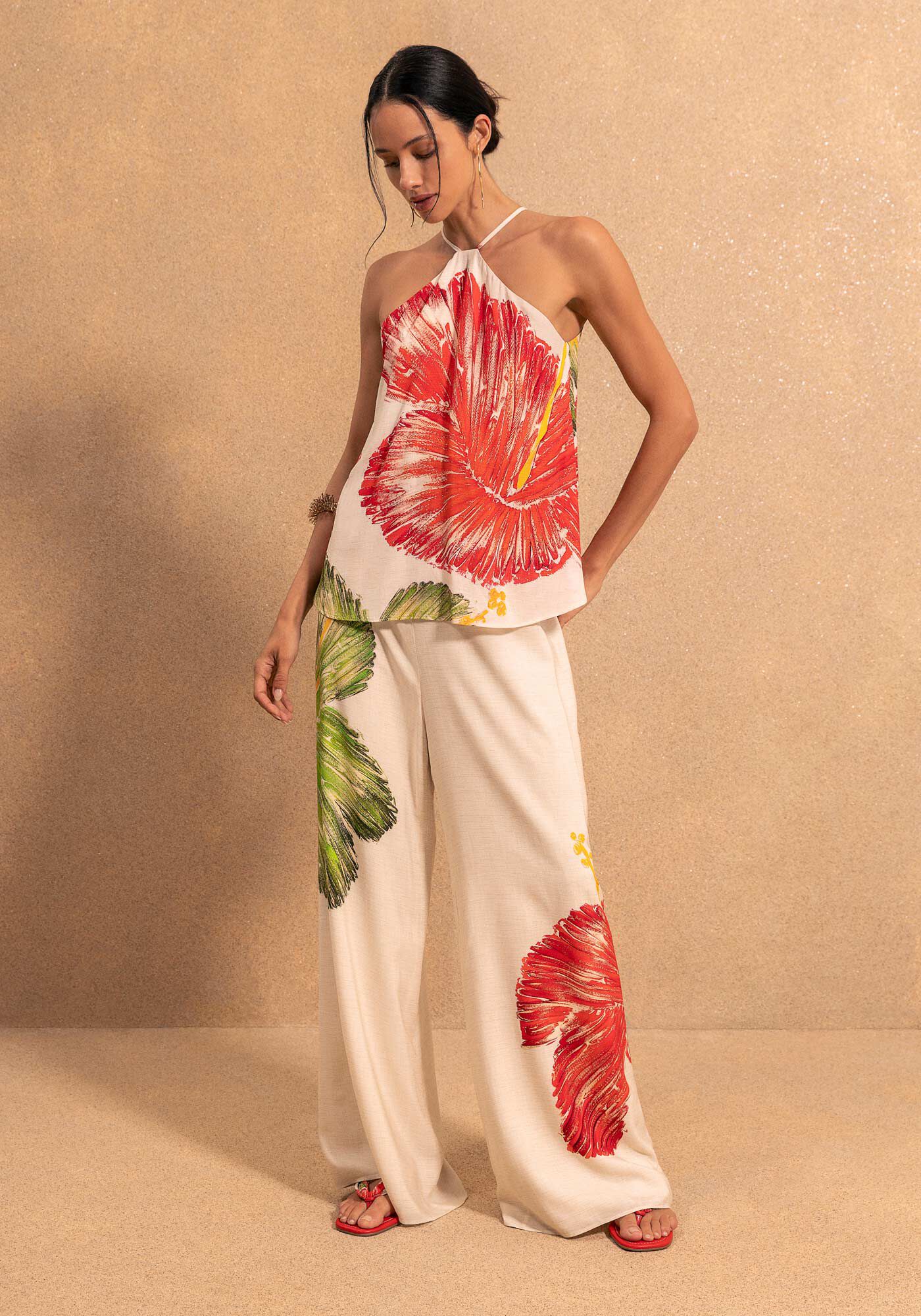 Blusa Fluida Estampada Com Amarra&ccedil;&atilde;o Posterior, HIBISCOS BEGE, large.