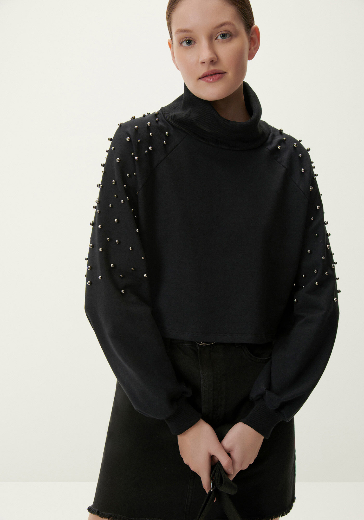 Blus&atilde;o Gola Alta em Molecotton com P&eacute;rolas, PRETO REATIVO, large.