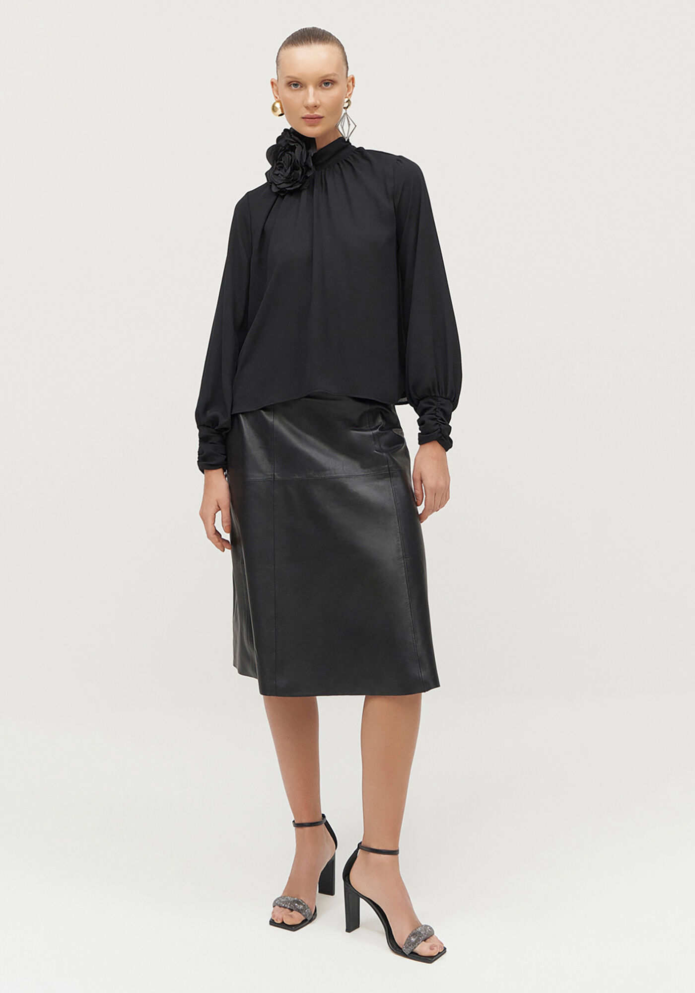 Blusa Manga Longa em Crepe com Gola Alta Franzida, , large.