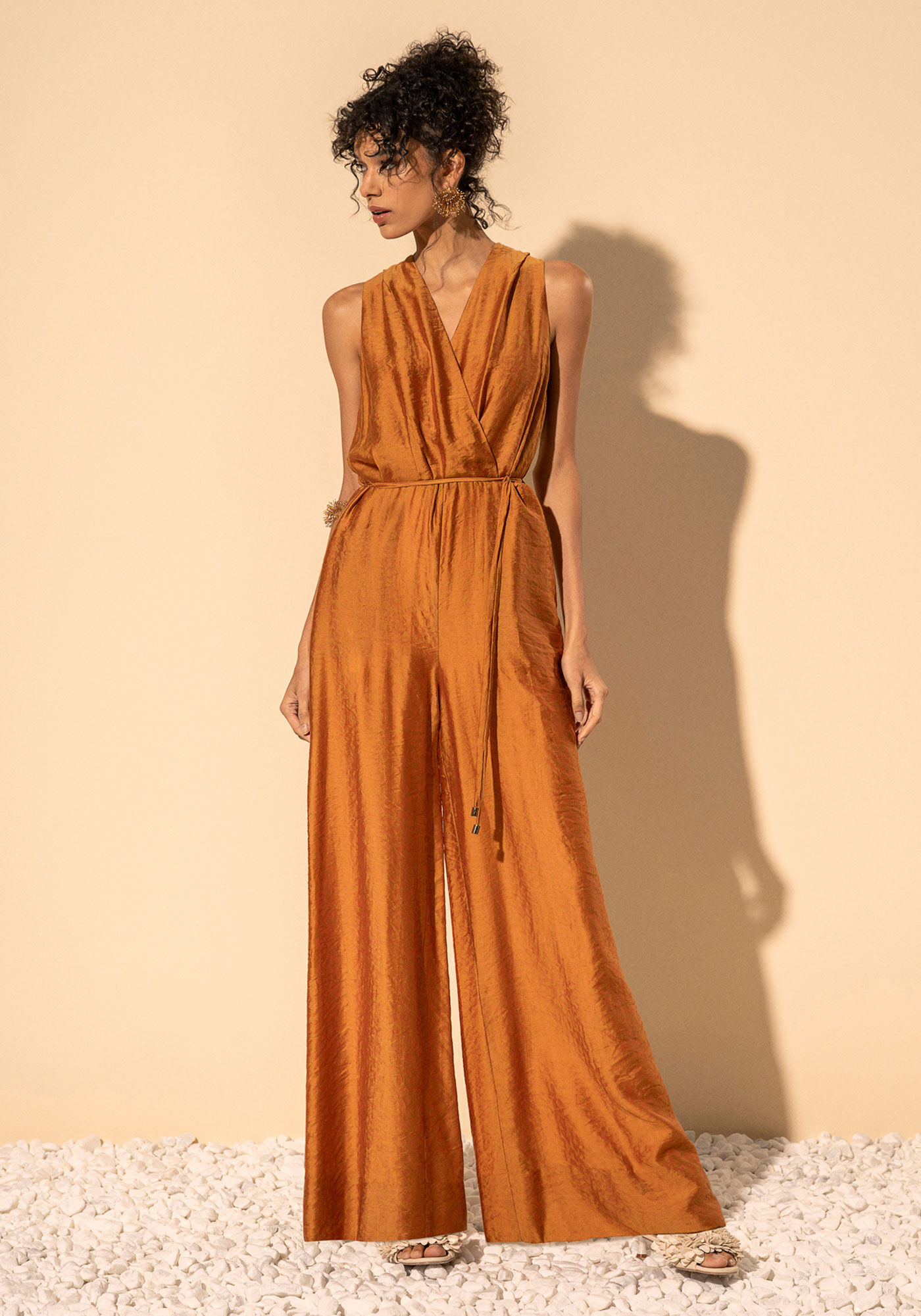 Macac&atilde;o Longo Com Decote Em V E Cinto Em Tecido Texturizado, BEGE GLAZED, large.