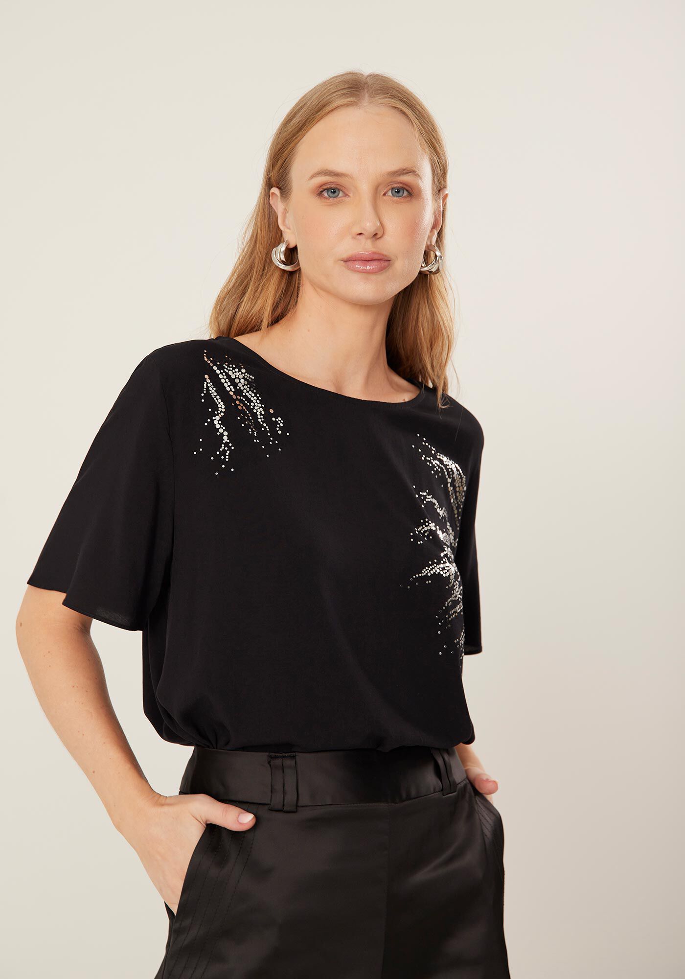 Blusal Manga Curta em Viscose com Paet&ecirc;s, PRETO, large.