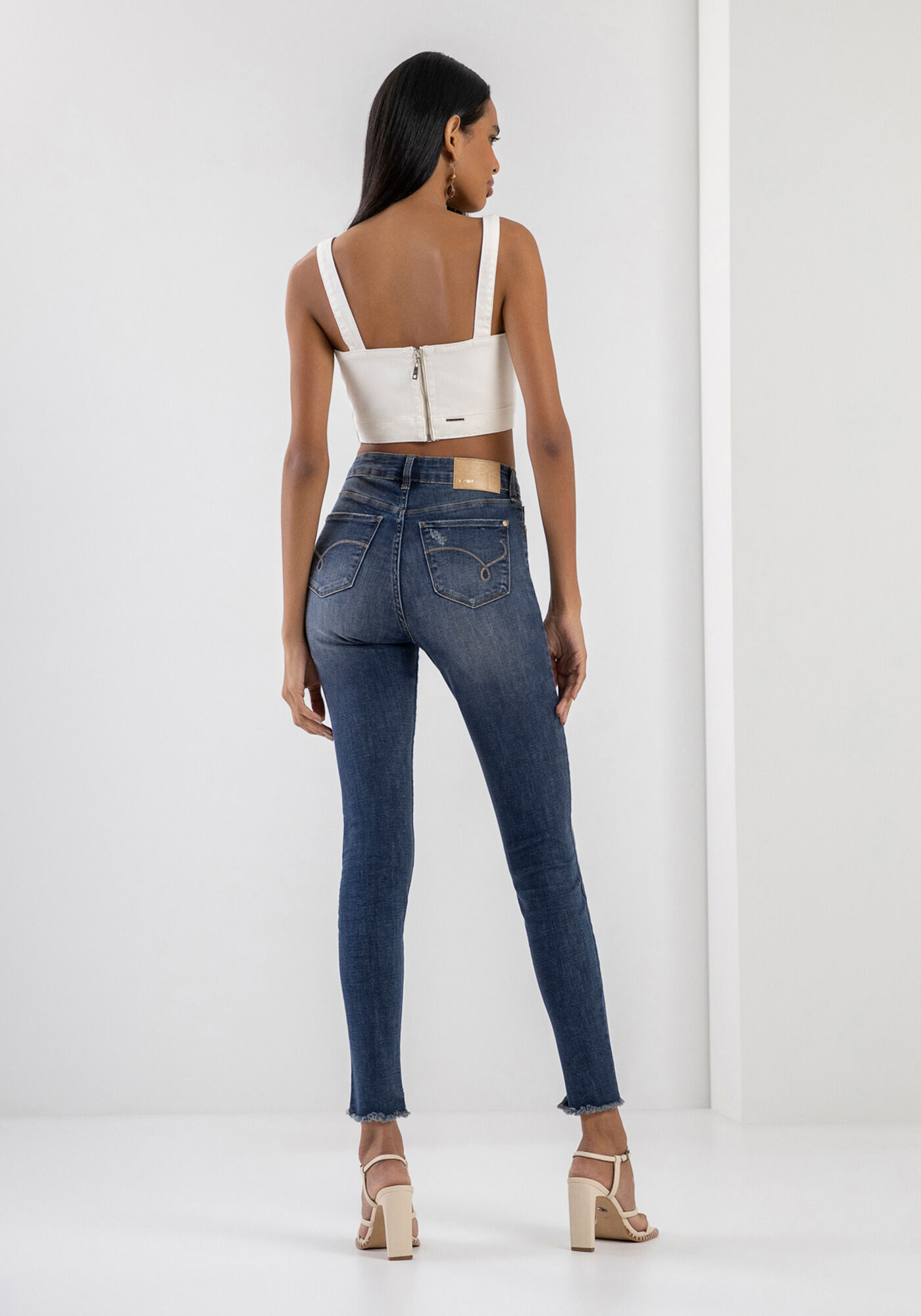 Cal&ccedil;a Jeans Skinny Cropped Super Alta com Detalhe, JEANS, large.