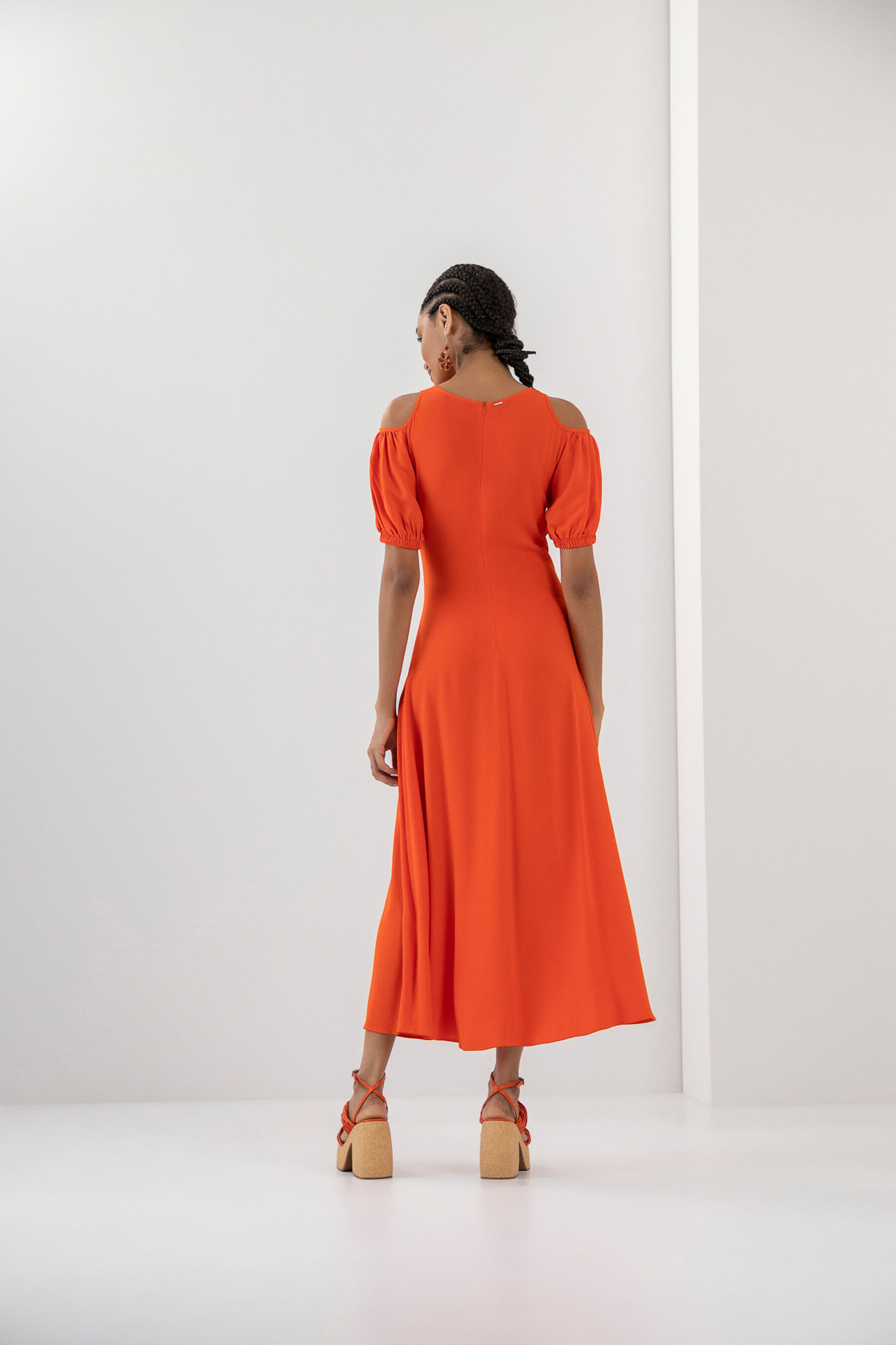 Vestido Midi Franzido em Crepe com Fenda, LARANJA BLOODYORANGE. Vestido Midi Franzido em Crepe com Fenda, LARANJA BLOODYORANGE, large.