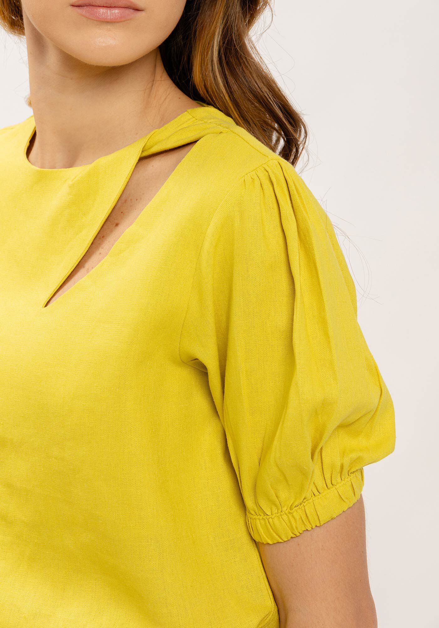 Blusa Manga Curta em Linho com Cut Out Decote, , large.