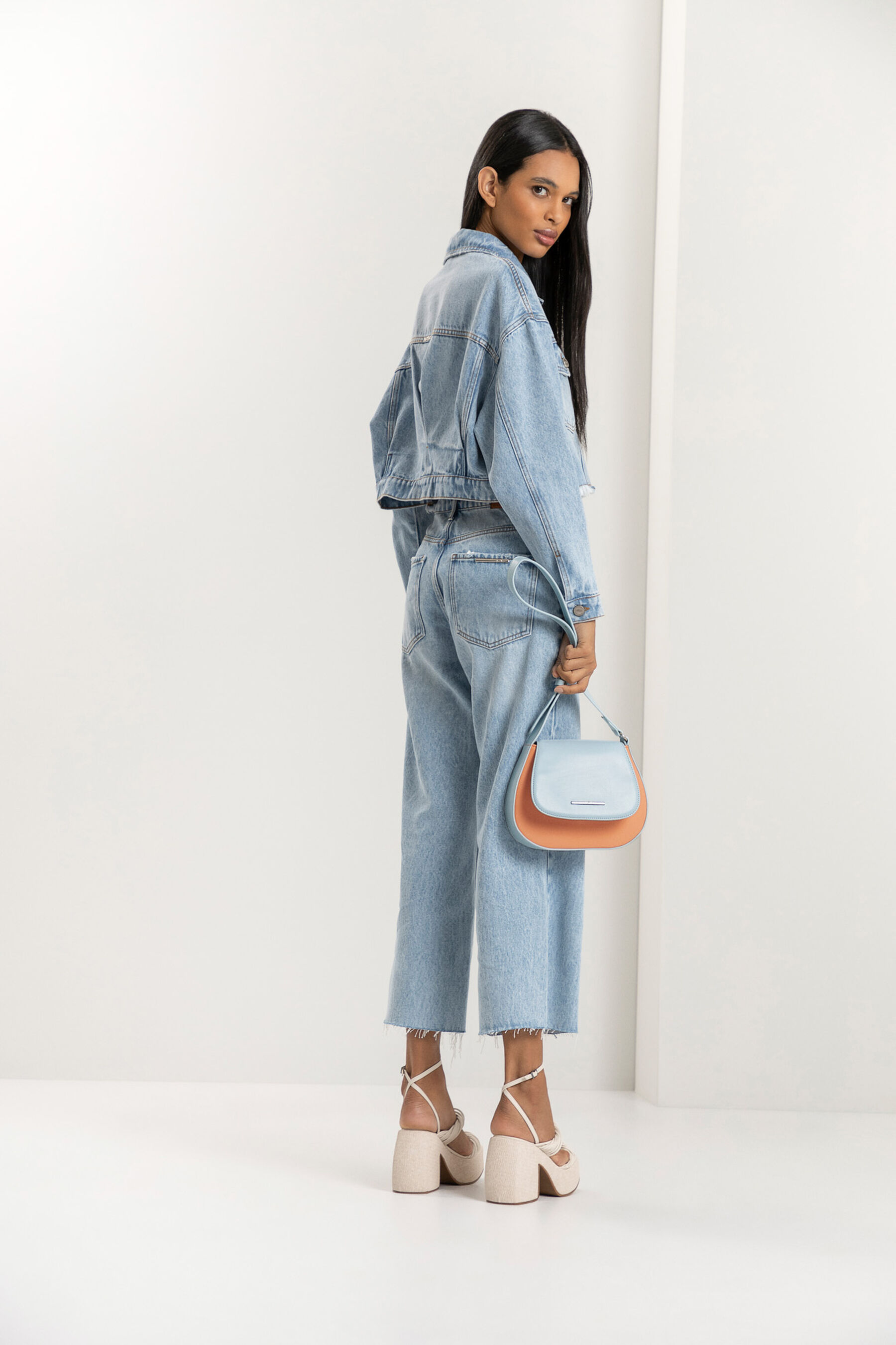 Jaqueta Jeans Cropped com Prega Costas, . Jaqueta Jeans Cropped com Prega Costas, , large.