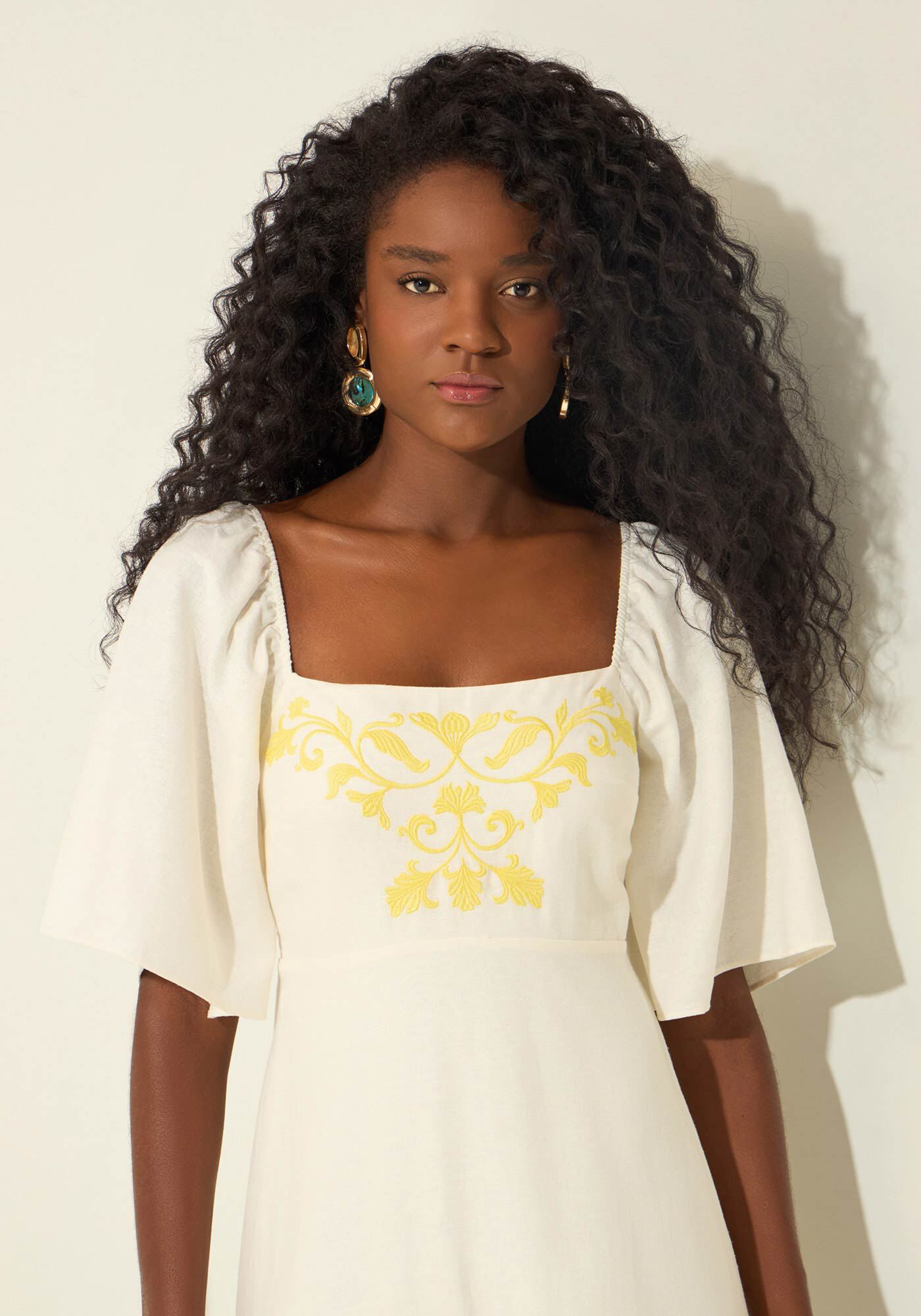 Vestido Ch&aacute; De Mangas Curtas Com Bordado E Linho, BRANCO OFF WHITE, large.