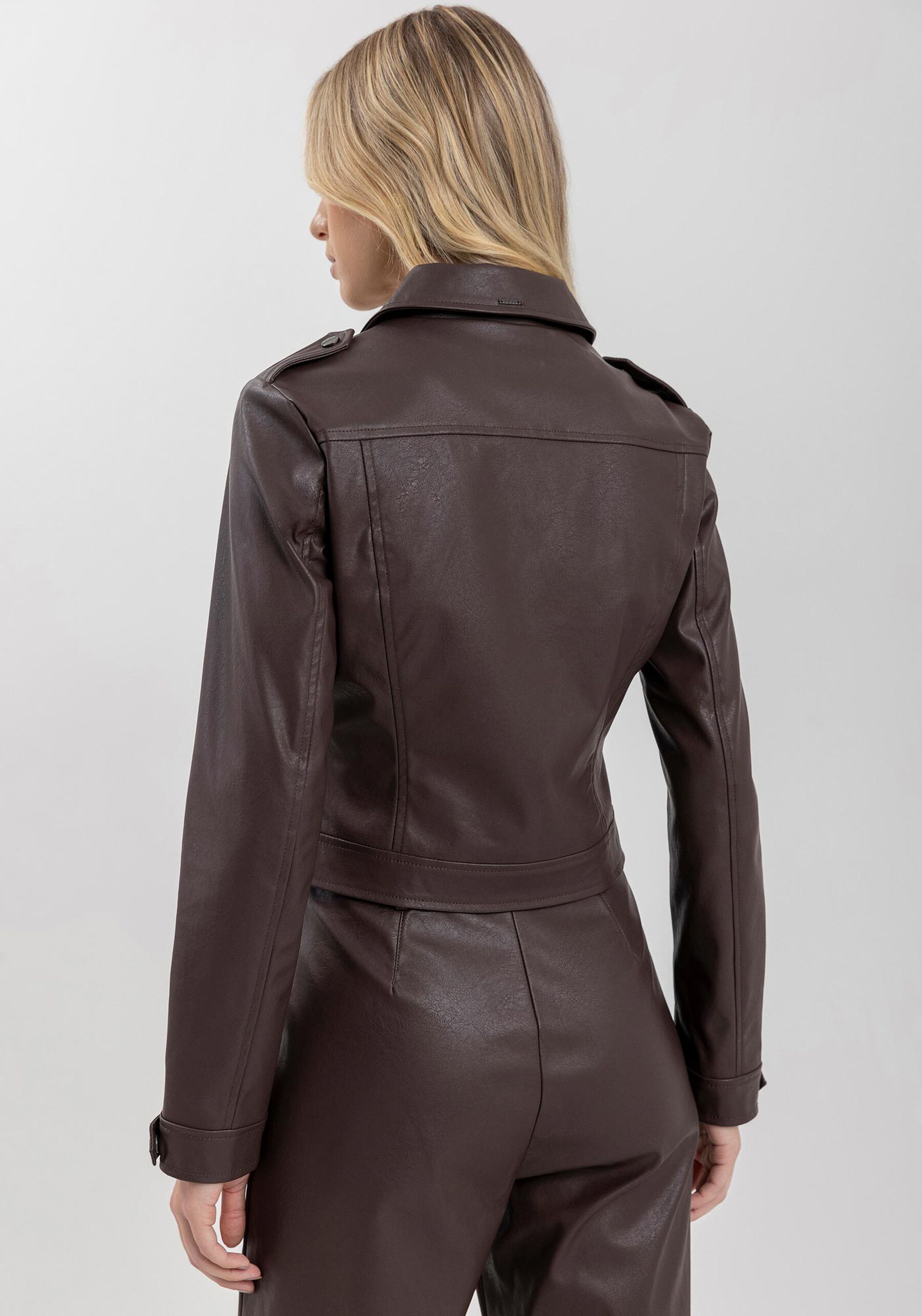 Jaqueta Curta Em Pu Com Mangas Longas E Zíperes Frontais, MARROM CHOCOLATE. Jaqueta Curta Em Pu Com Mangas Longas E Zíperes Frontais, MARROM CHOCOLATE, large.