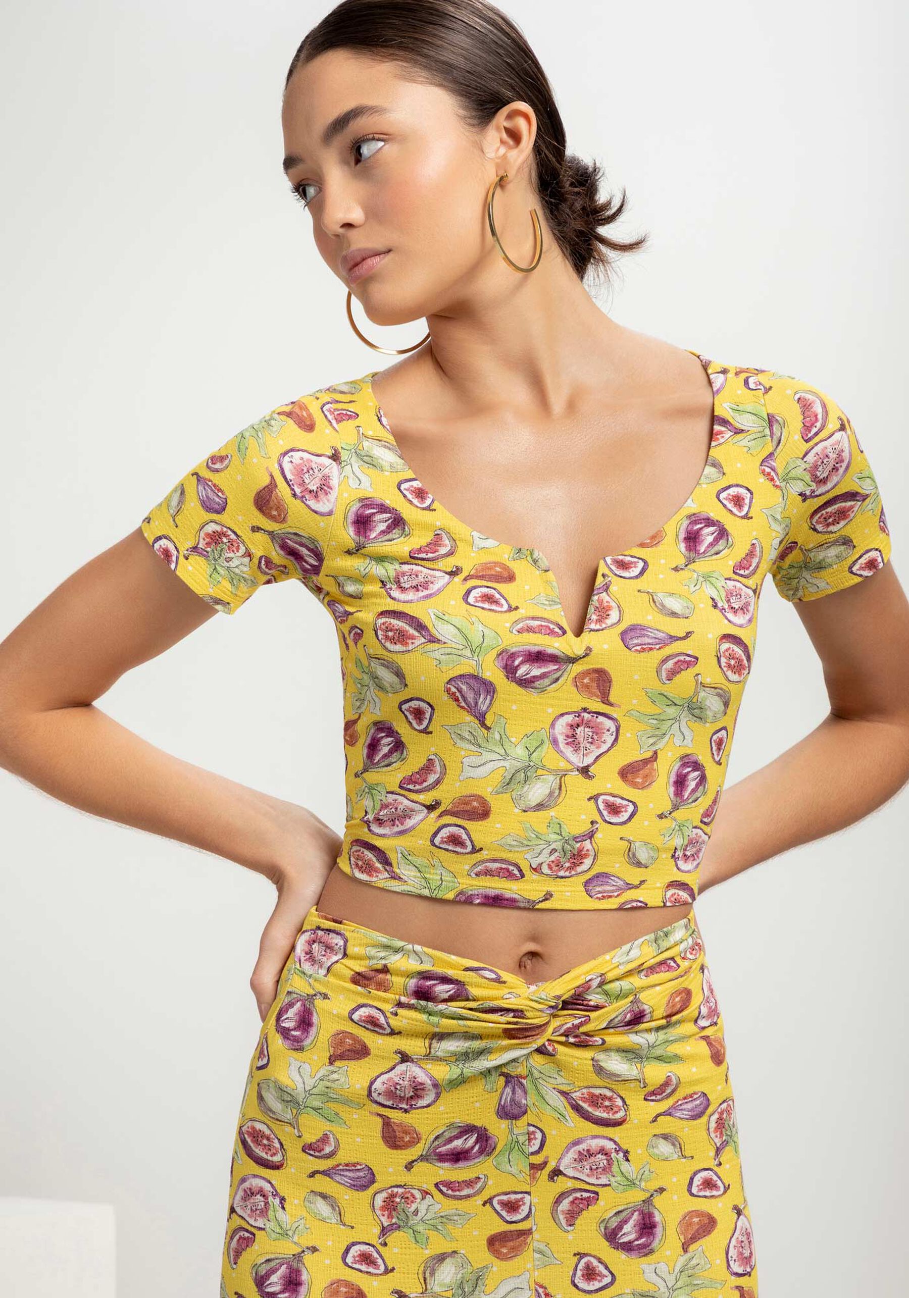 Blusa Cropped em Malha com V decote, . Blusa Cropped em Malha com V decote, , large.