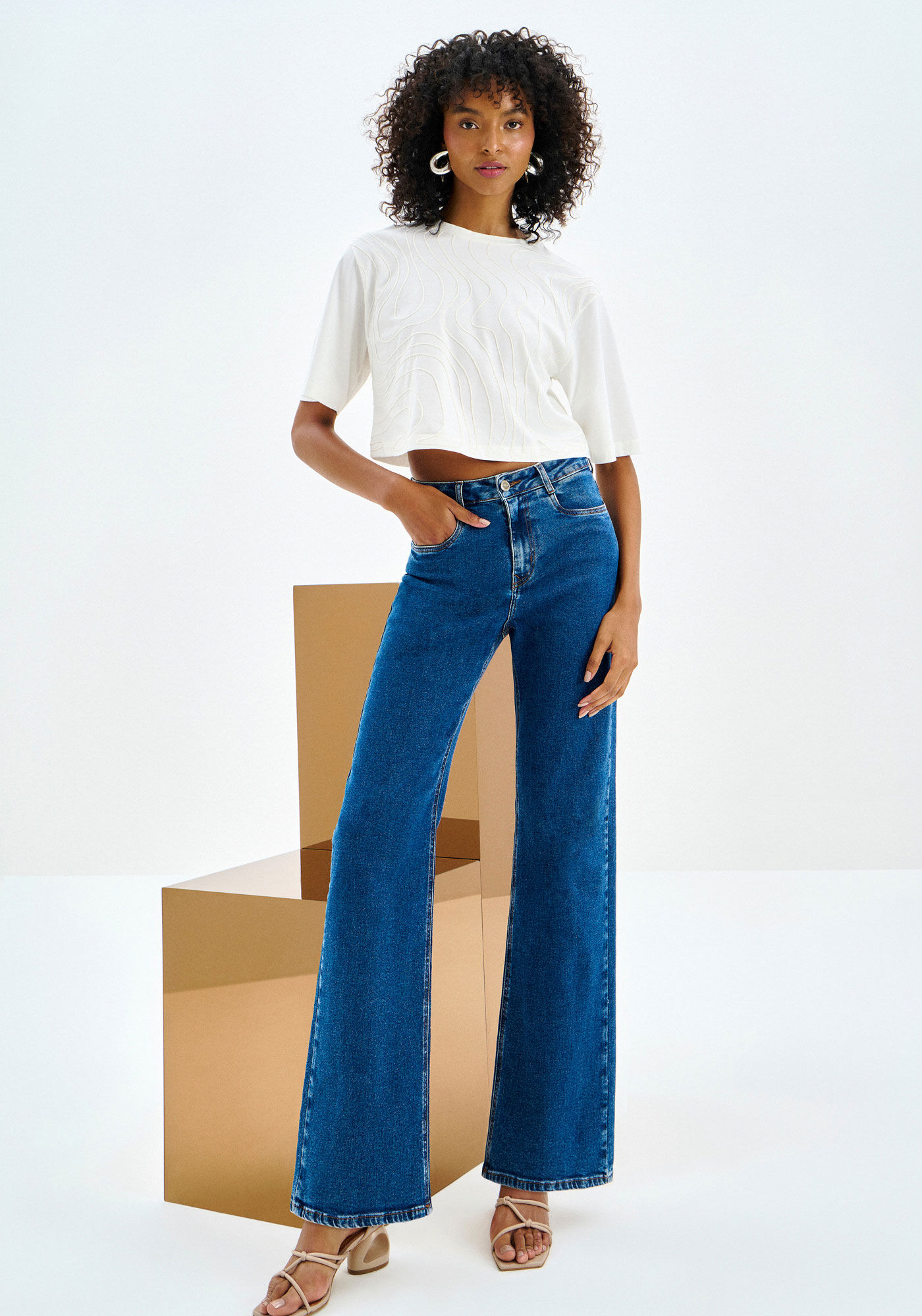 T-shirt Cropped em Malha Prime com Bordado Ondas, , large.