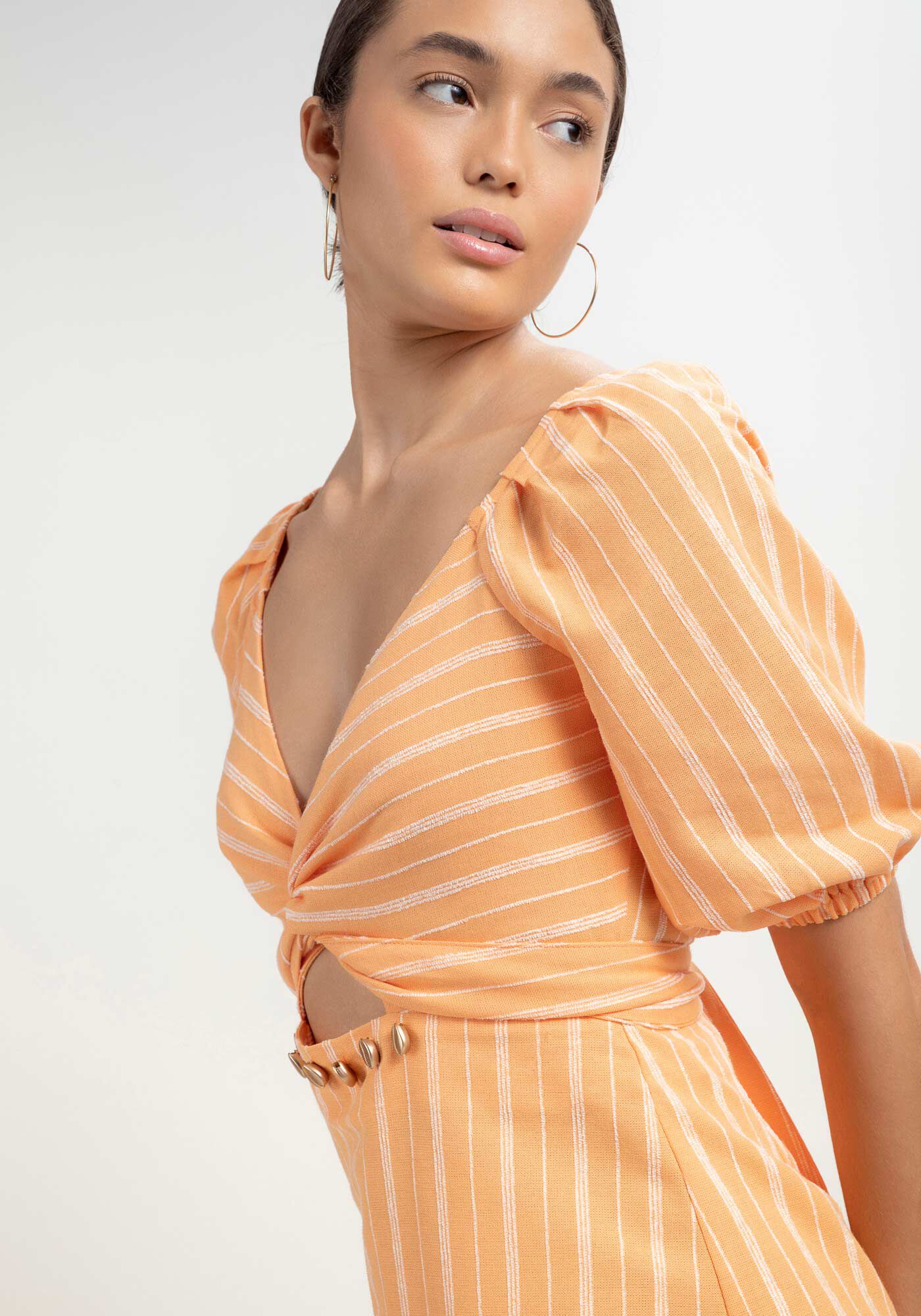 Vestido Curto Listrado com Cut Out e B&uacute;zios, LARANJA ARANCIATA, large.