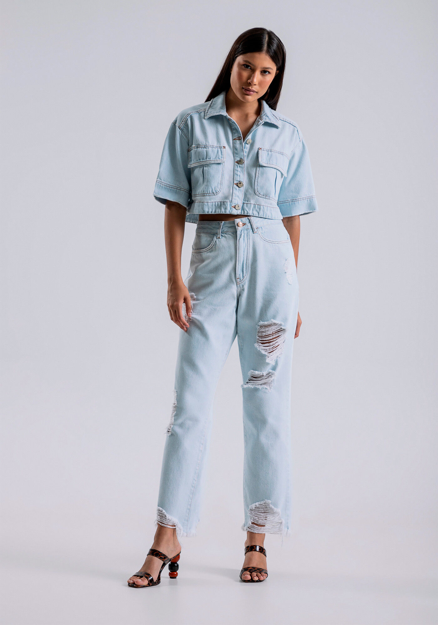 Camisa Jeans Manga Curta Cropped com Bolsos, JEANS, large.