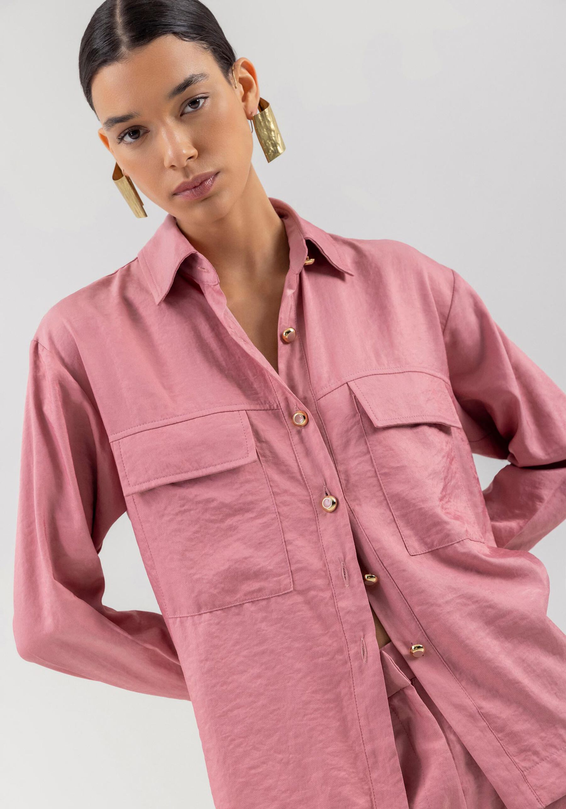 Camisa Alongada Com Bolsos Frontais E Fendas Nos Punhos, ROSA LAVANDER. Camisa Alongada Com Bolsos Frontais E Fendas Nos Punhos, ROSA LAVANDER, large.