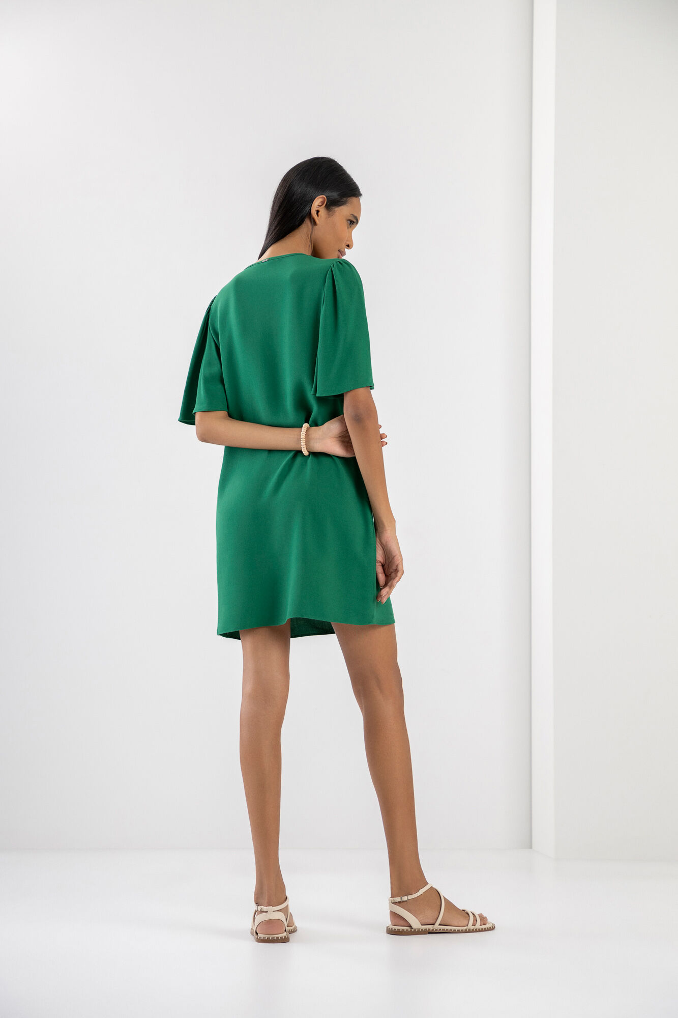 Vestido Curto em Crepe com Franzido Mangas, , large.