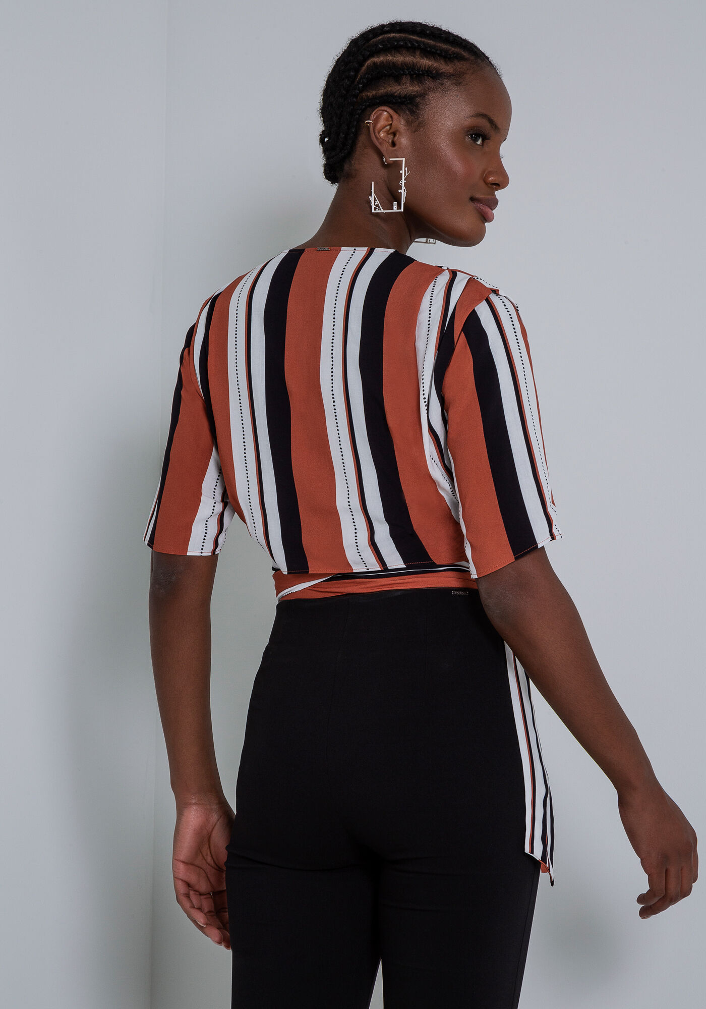 Blusa Cropped em Viscose Transpassada, SENTIDO, large.