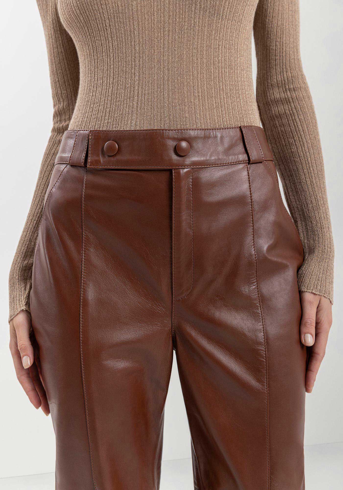 Cal&ccedil;a Reta De Couro Com Cintura M&eacute;dia E Bot&otilde;es Forrados, , large.