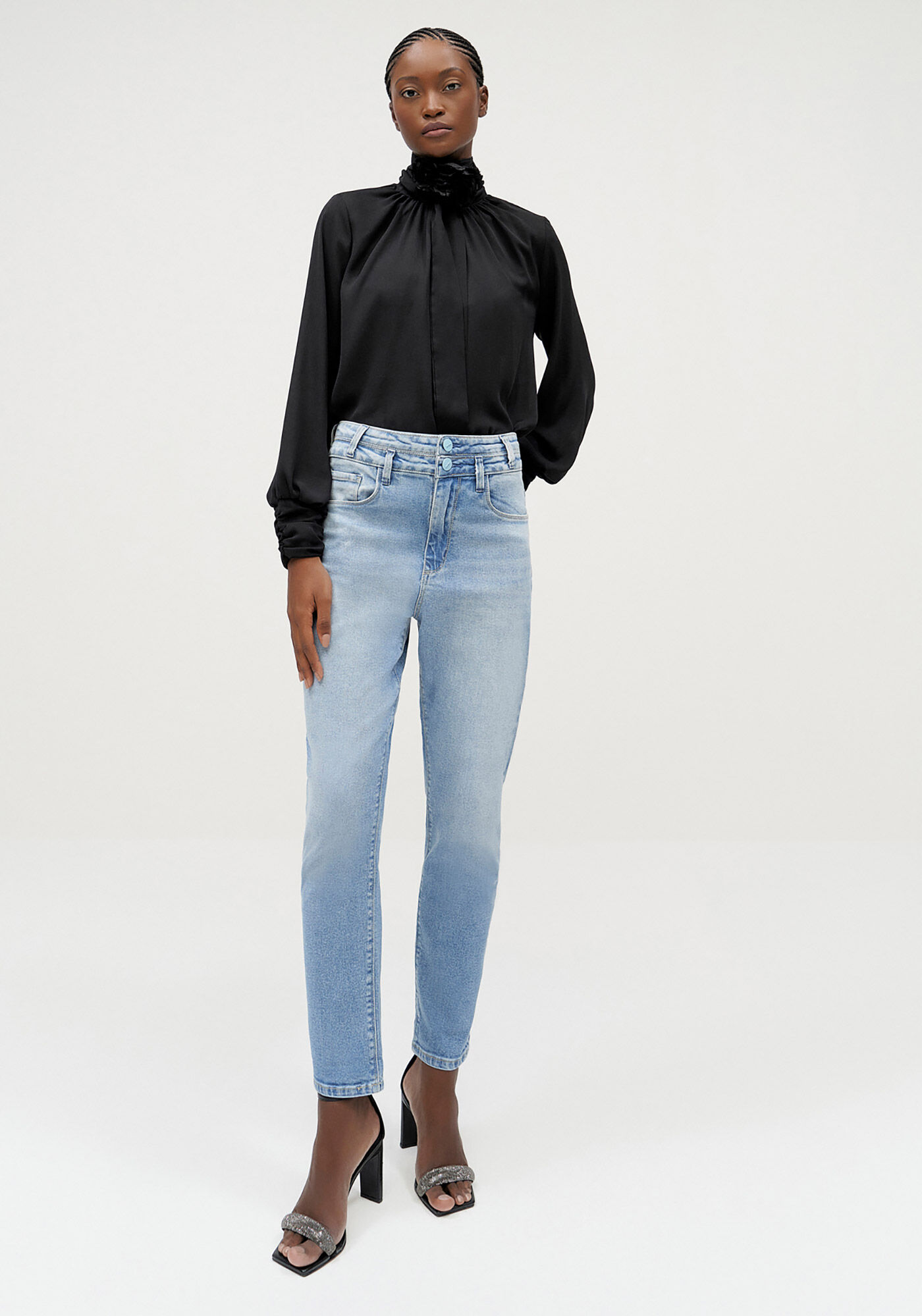 Cal&ccedil;a Jeans Mom Comfort Cropped com Detalhe C&oacute;s, , large.