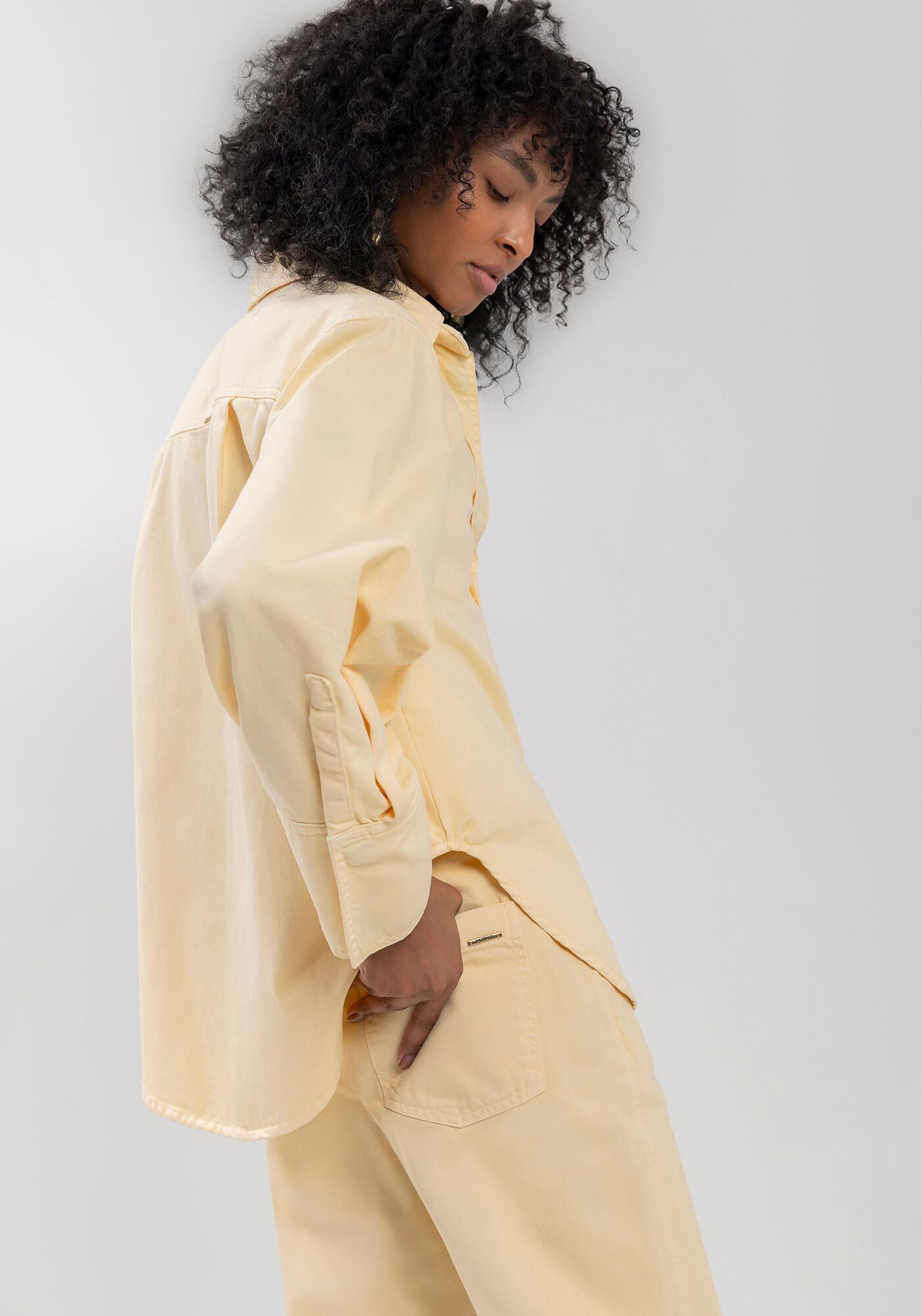 Camisa Alongada Com Bolso Frontal Em Sarja, AMARELO SEASHELL, large.