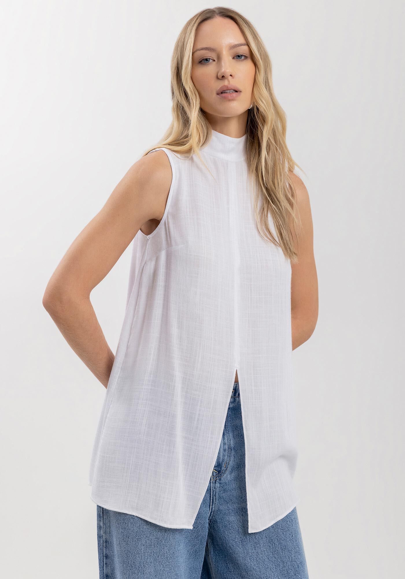 Blusa Sem Mangas Em Viscose Com Gola Alta E Abertura Frontal, , large.