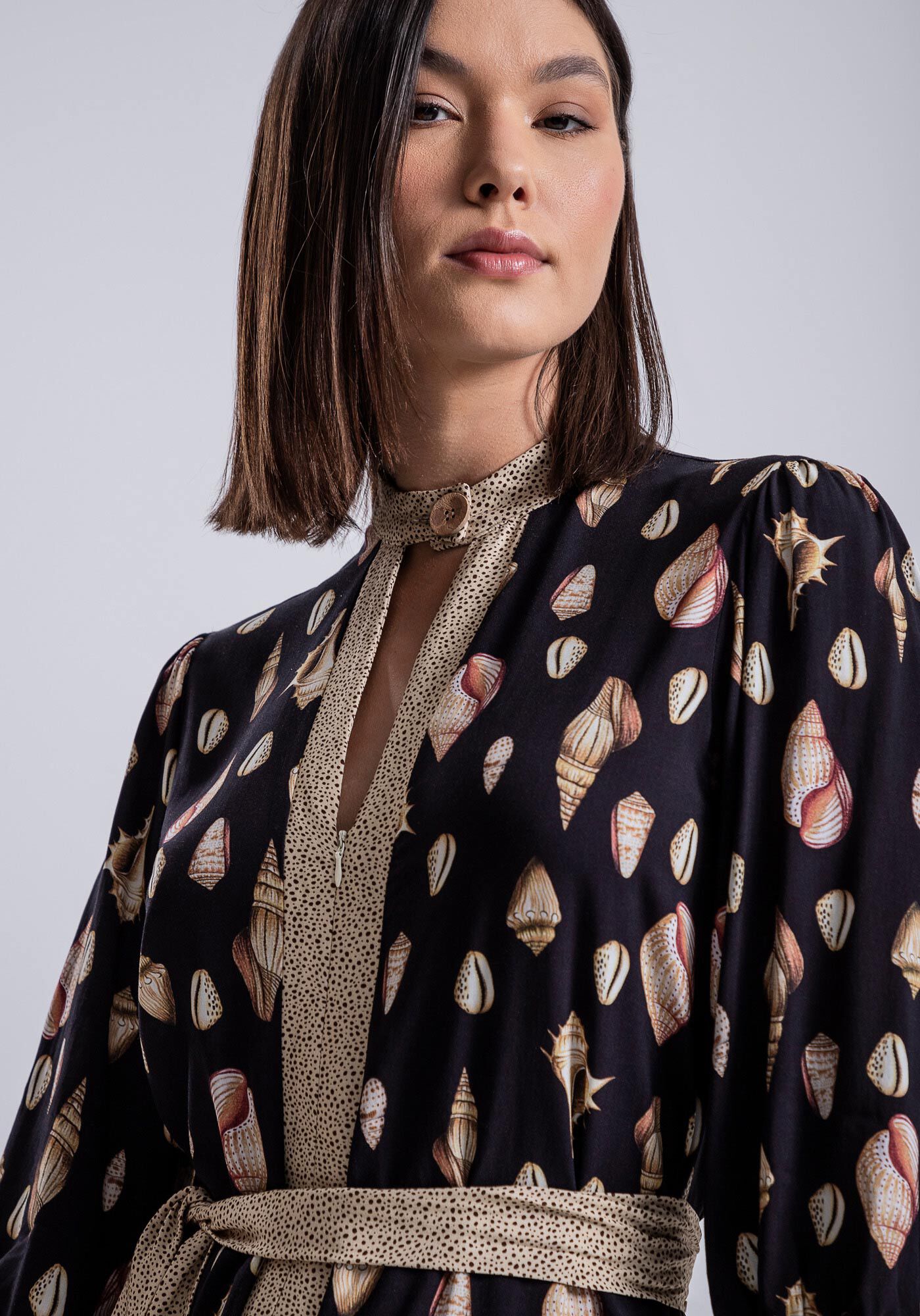 Macac&atilde;o Longo em Viscose com Recorte Busto, , large.