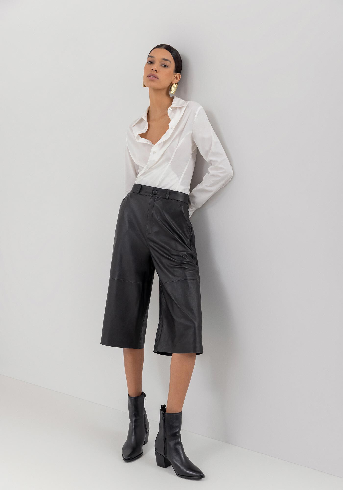 Bermuda De Couro Com Cintura M&eacute;dia E Bolsos Frontais, , large.