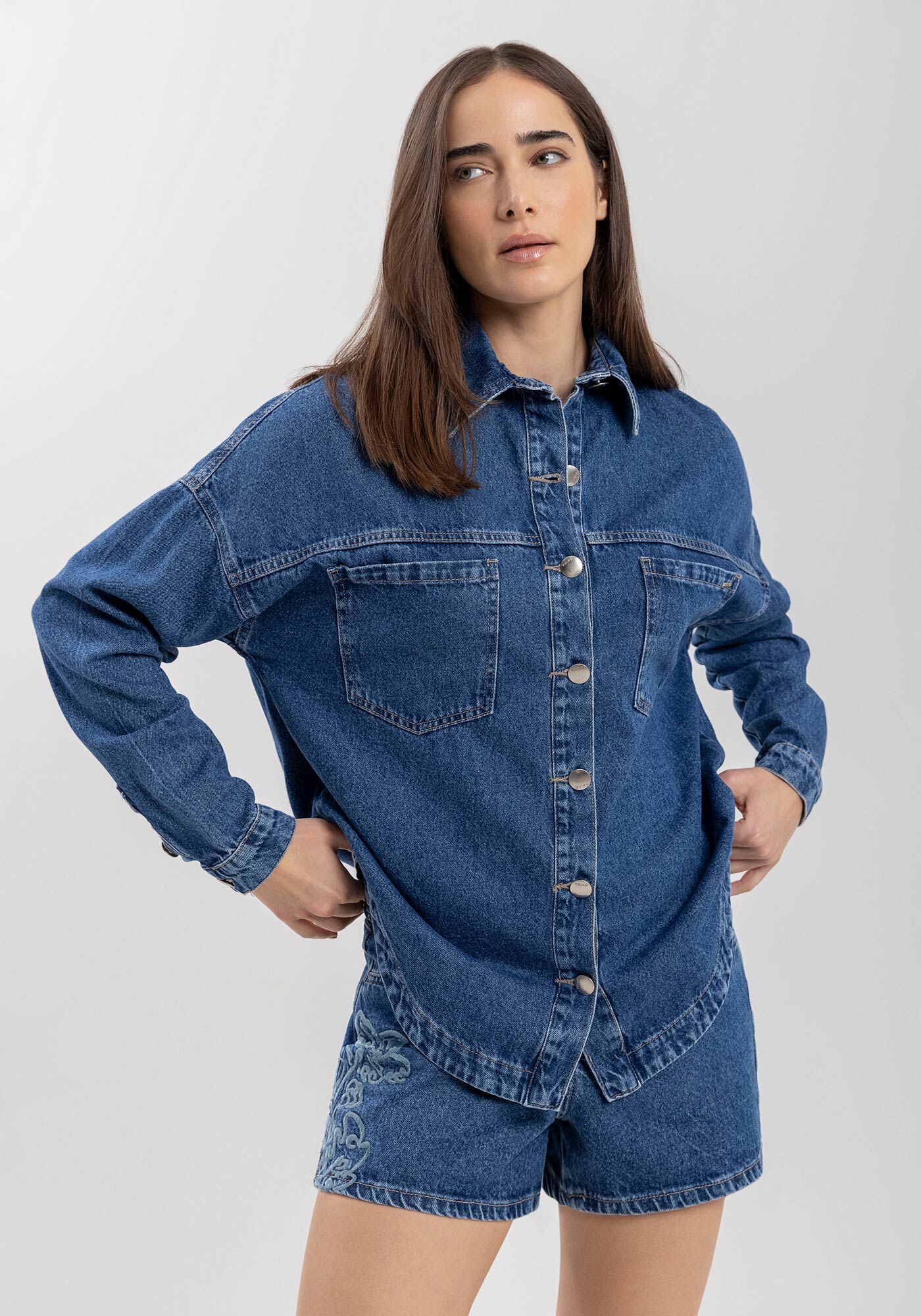 Camisa Jeans Alongada Com Bolsos E Bordado Nas Costas, JEANS, large.