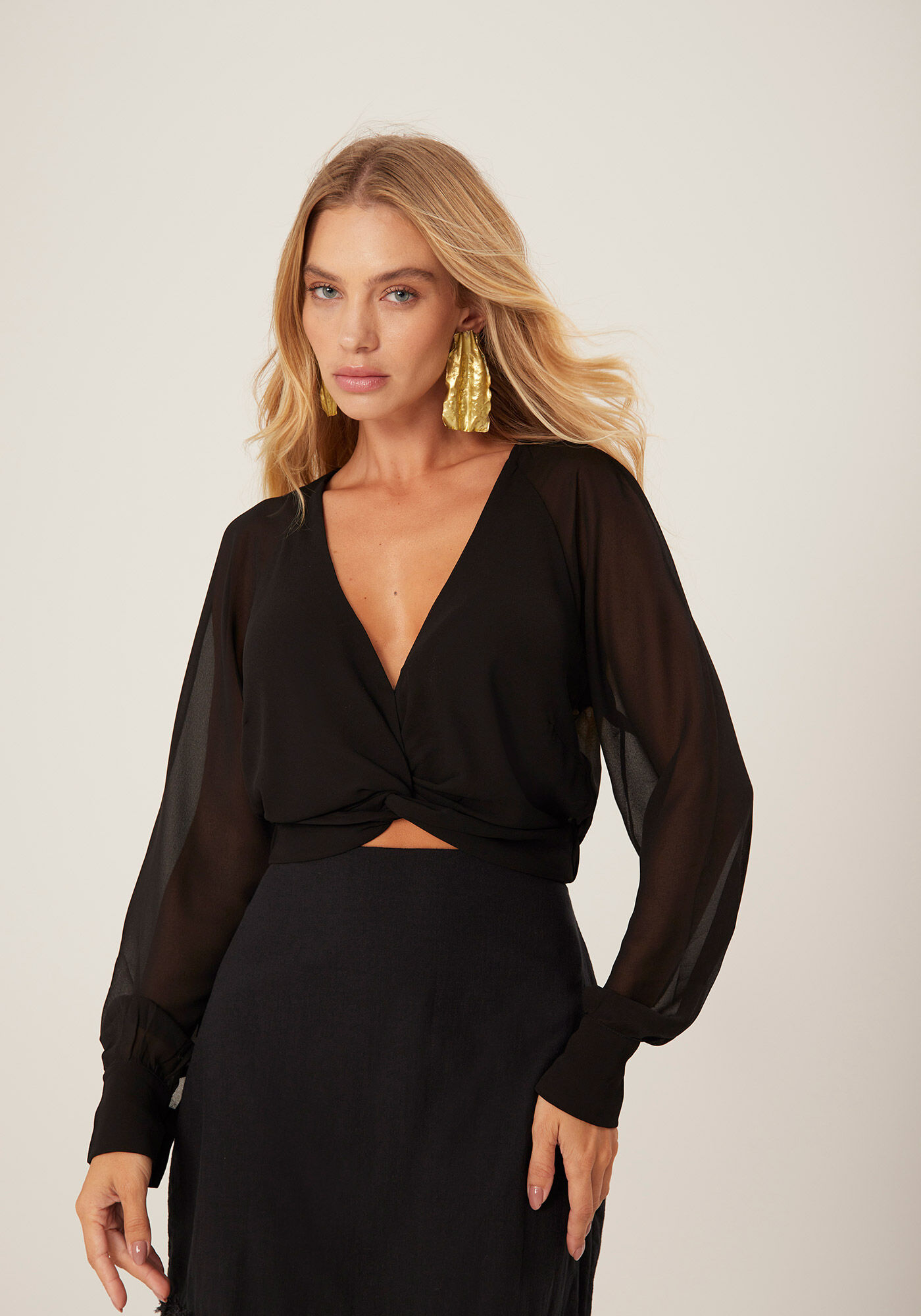 Blusa Cropped De Mangas Longas Com N&oacute; Frontal E Decote Em V, , large.