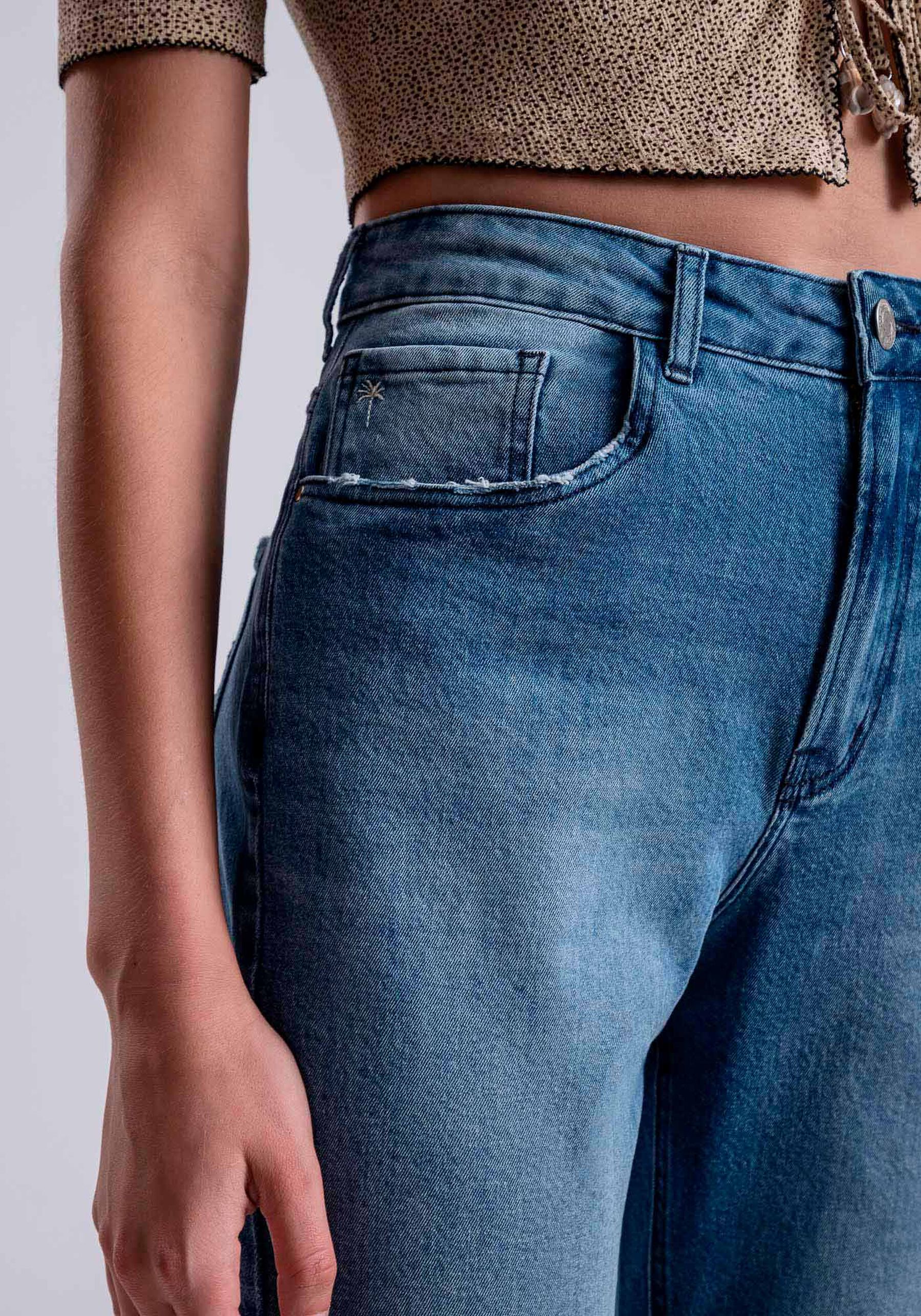 Calça Mom Cintura Super Alta com Elastano, JEANS. Calça Mom Cintura Super Alta com Elastano, JEANS, large.