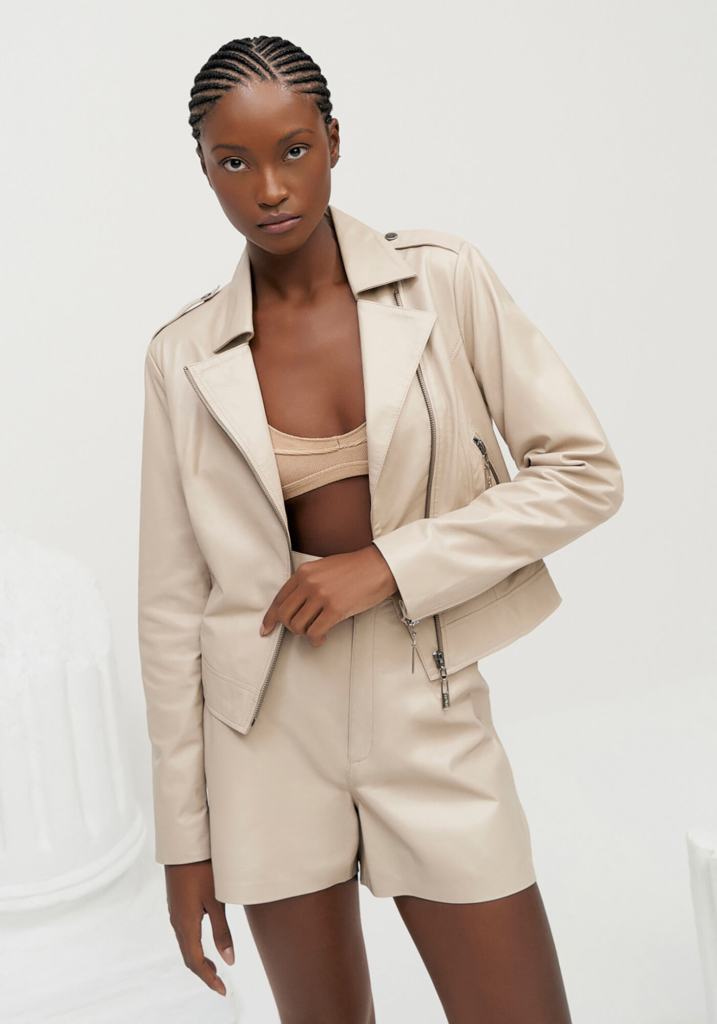 Jaqueta Biker em Couro com Z&iacute;per Diagonal, , large.